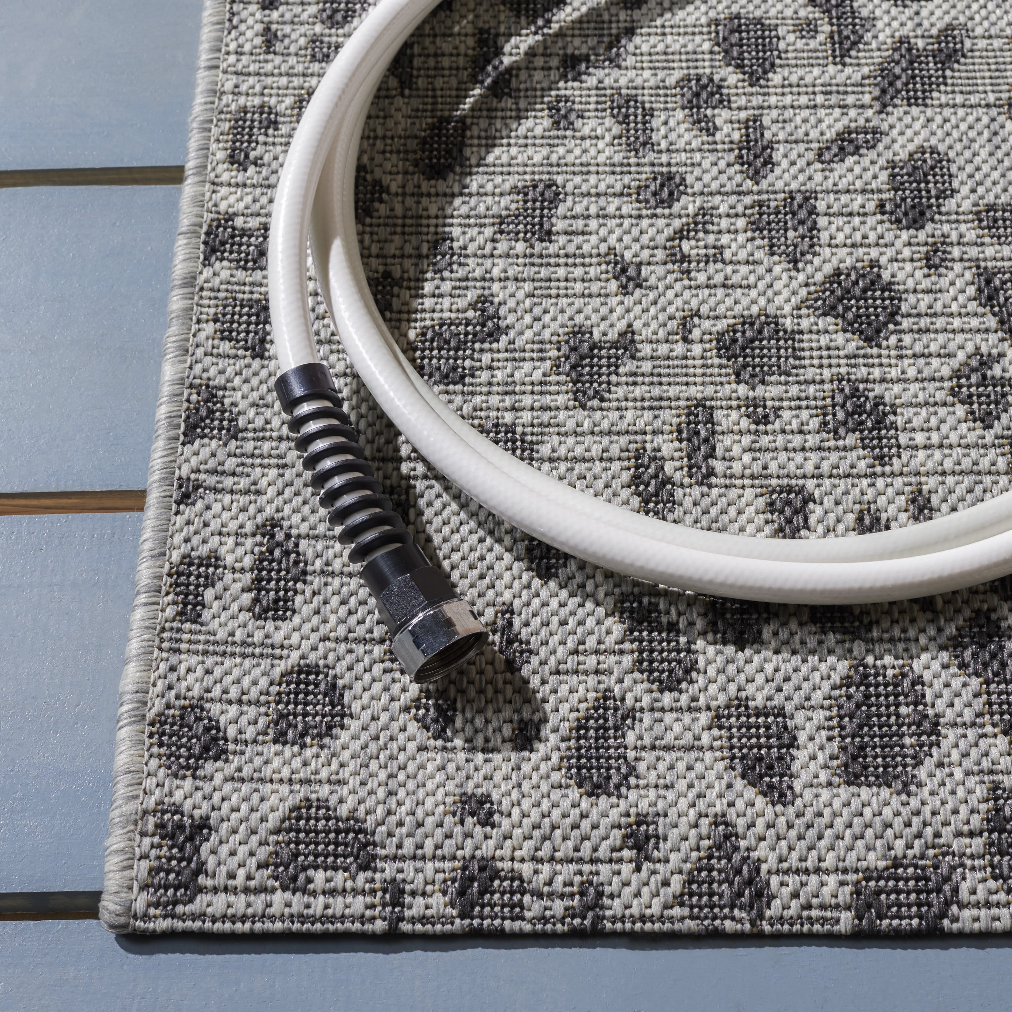 Safavieh Courtyard Karina Animal Indoor/Outdoor Area Rug (Gray/Black, 5 ft 5 in x 7 ft 7 in) xroi9