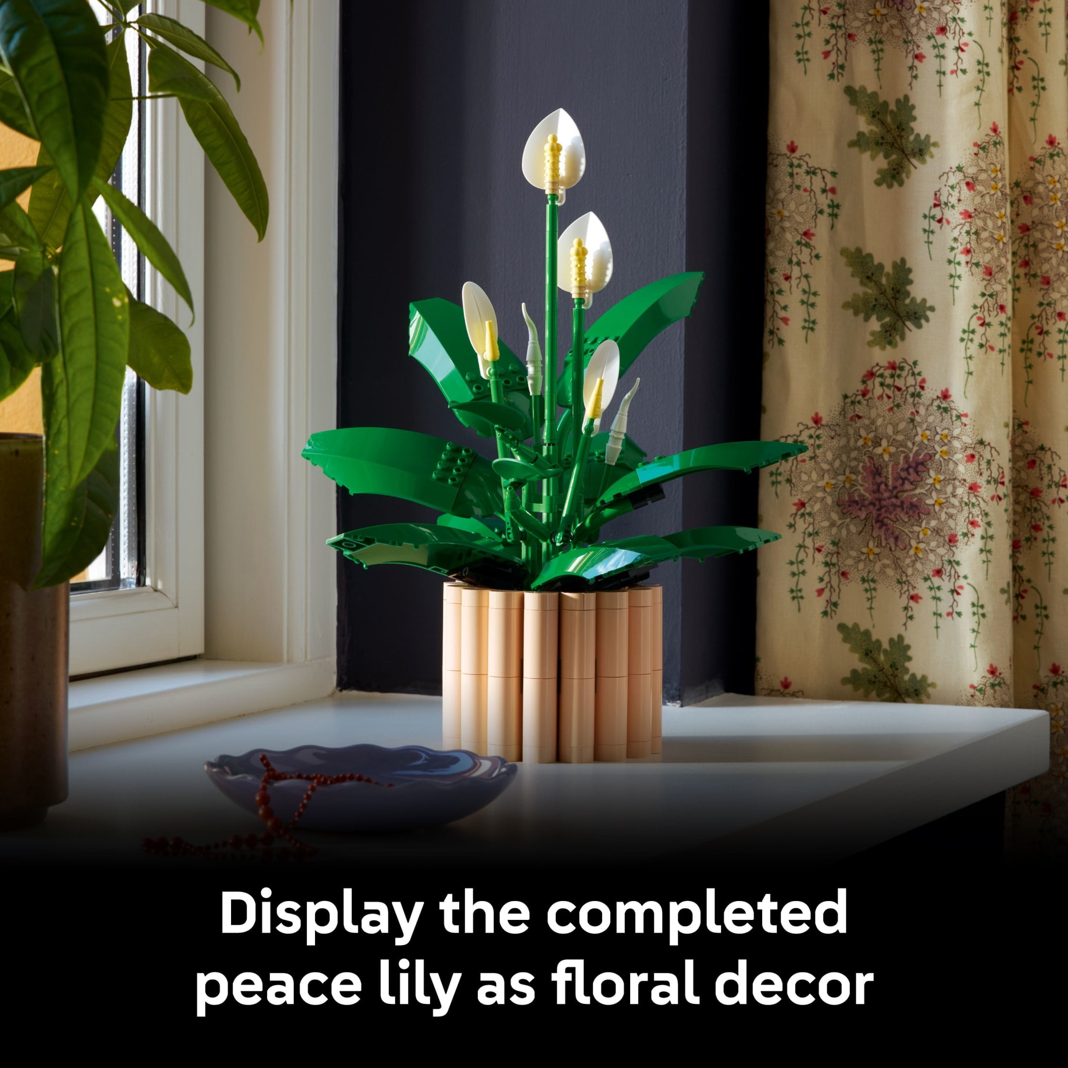 LEGO Botanicals Peace Lily Flower Building Set, Artificial Floral Decor for Home and Office (474 Pieces) 7nc4y