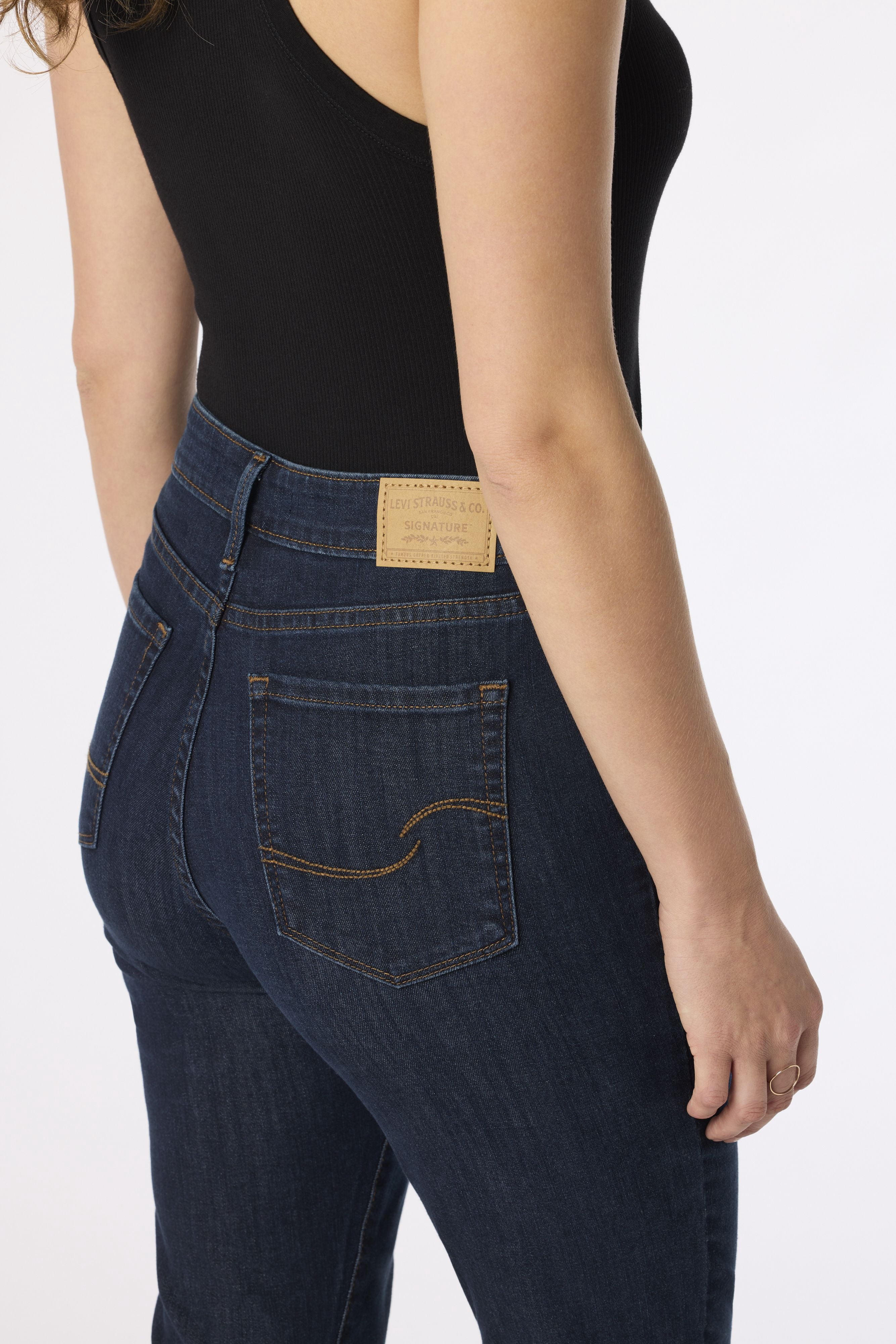 Levi Strauss Signature Women's Mid Rise Capri Jeans (Blue, 22.5 in Inseam) v7vaf
