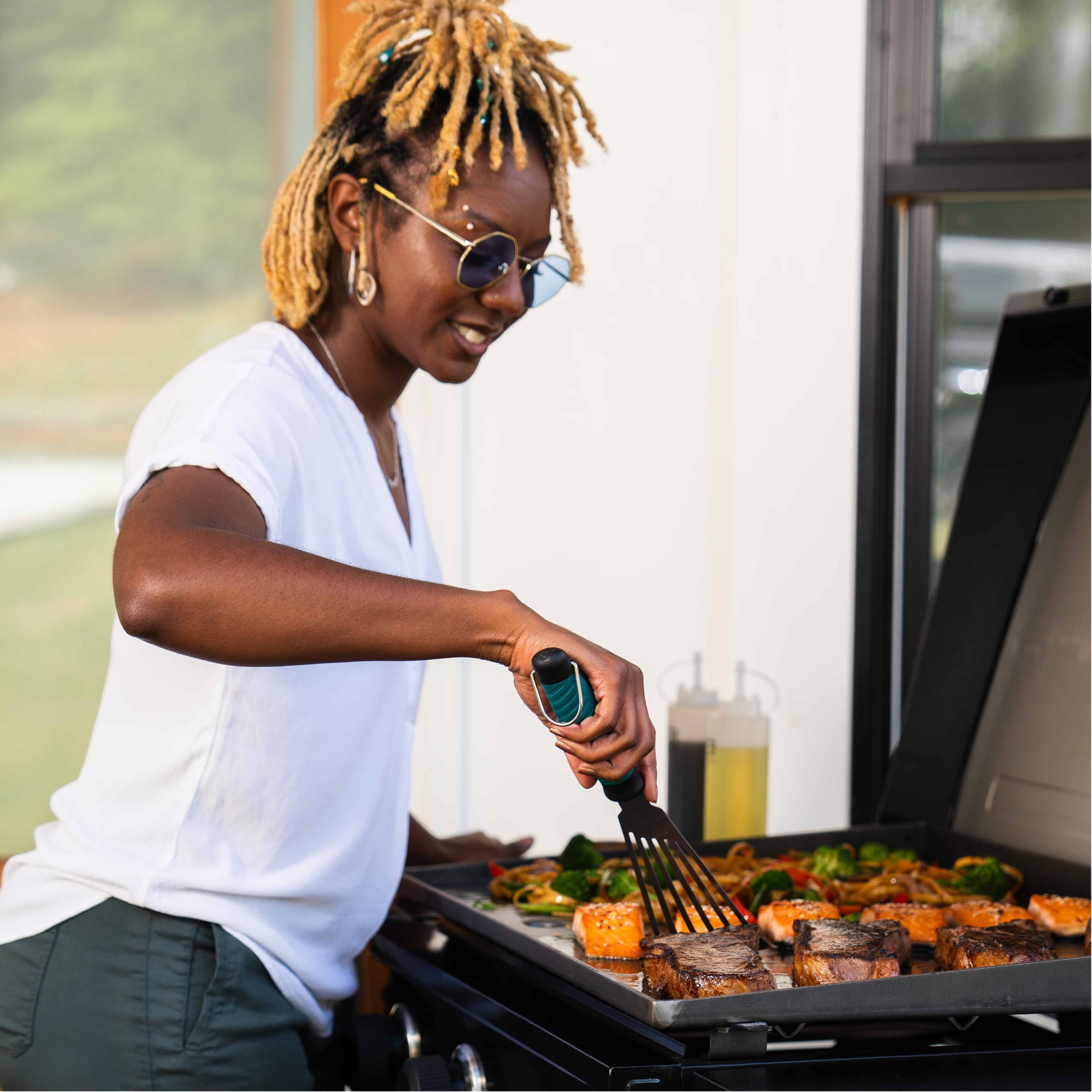 Charbroil Performance Series 3-Burner Propane Gas Griddle with Cart (28 in) fute5