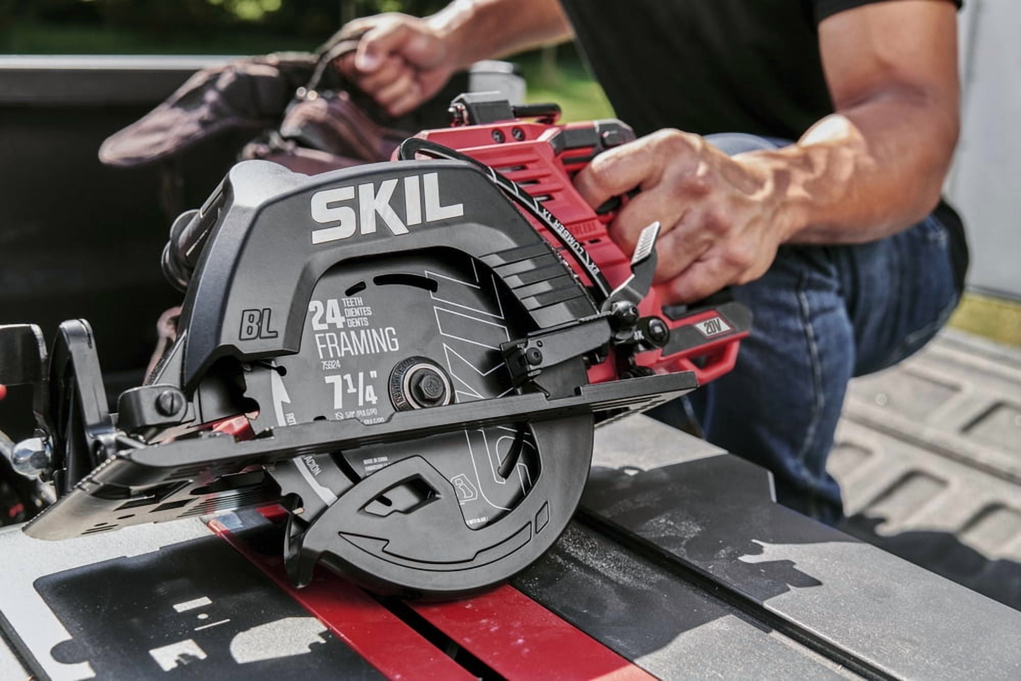 SKIL PWR CORE 40V Cordless Rear Handle Circular Saw with 7-1/4 in Blade, Dual Batteries and Charger (Red) 2ou03