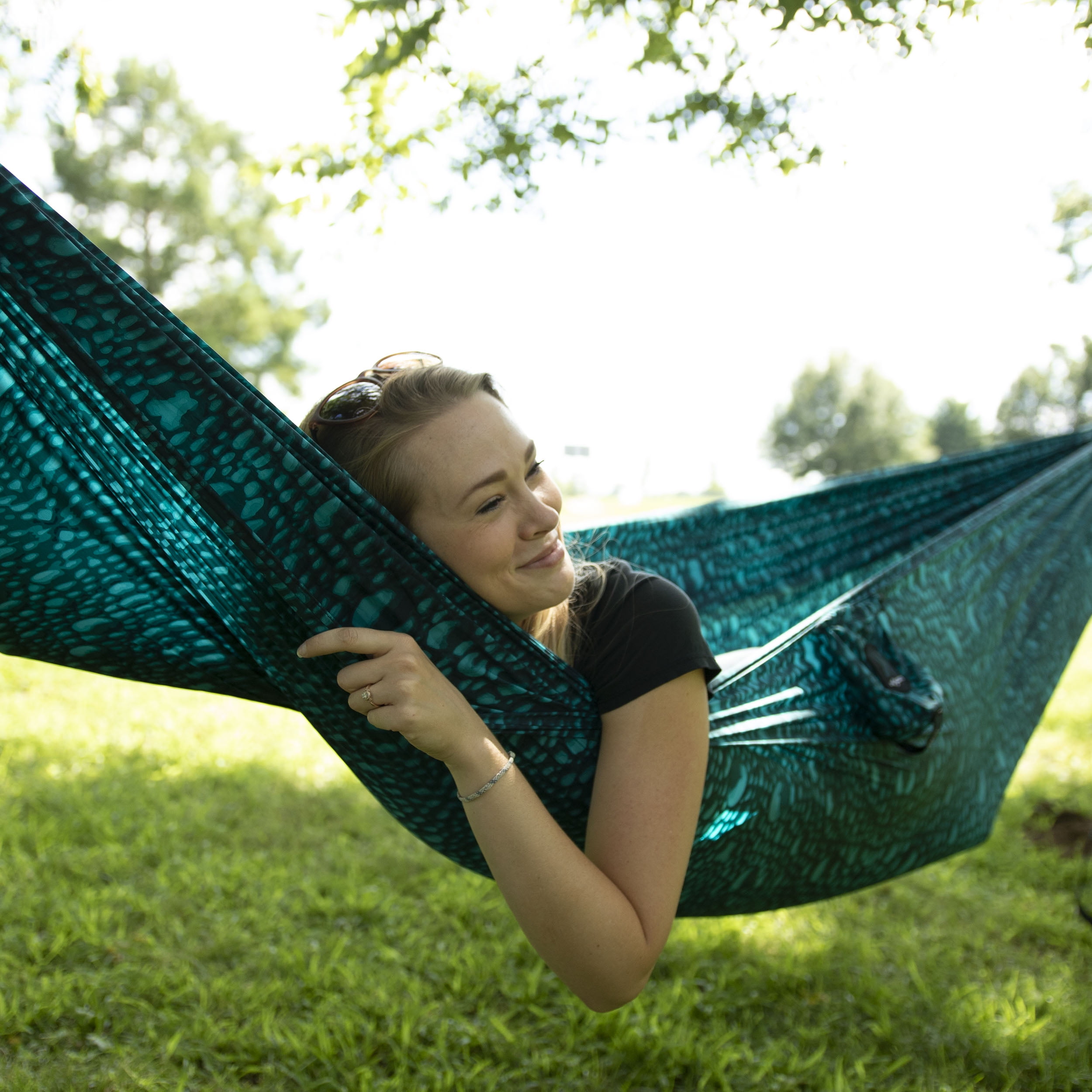 Kijaro Ultralight Portable Camping Hammock, Breathable Quick-Dry Nylon, Destination Print (Cayman Blue Iguana, 108 in. L x 57 in. W) 1s89z