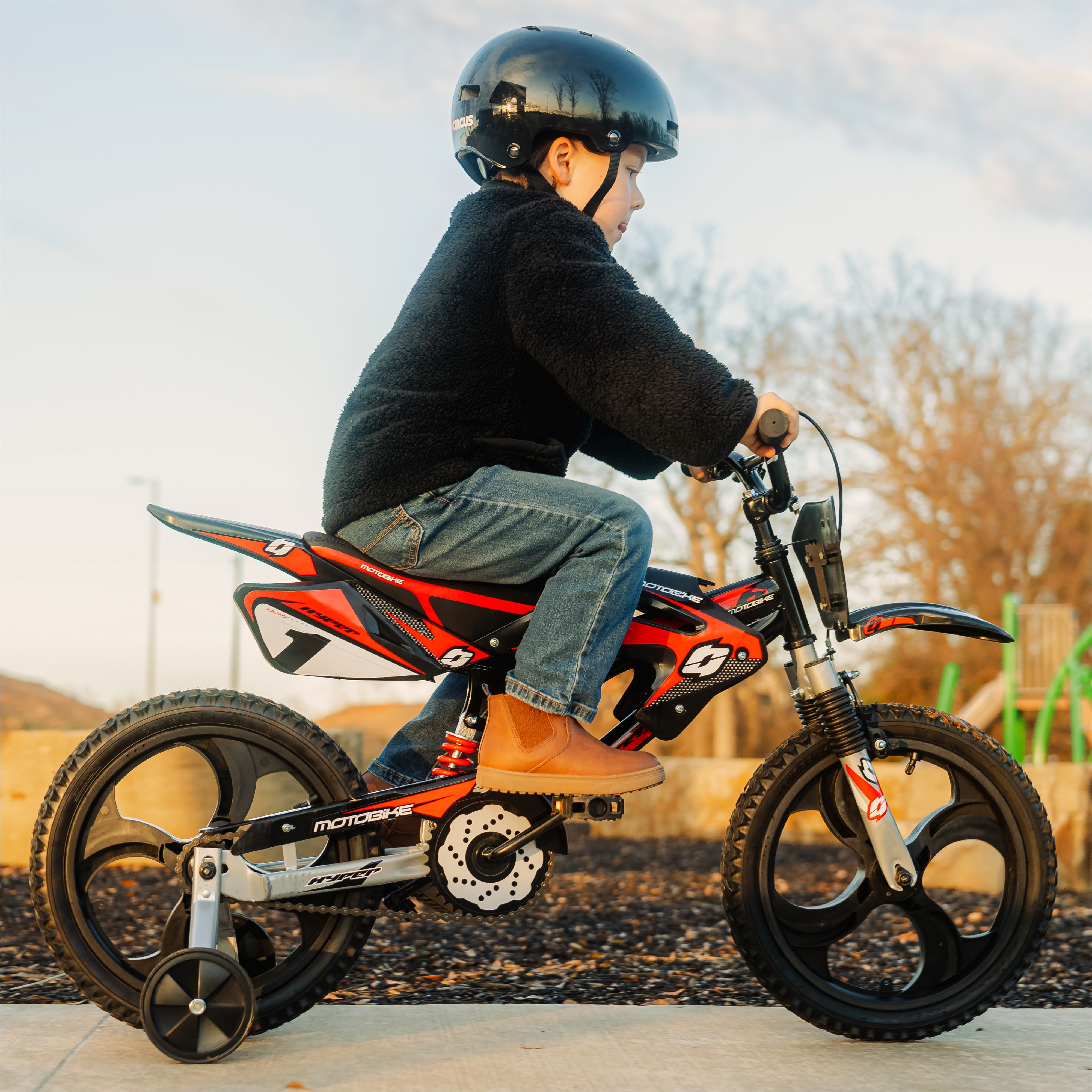 Hyper Bicycles 16 in Moto Bike for Kids, Durable Steel Frame with Training Wheels (Black/Red, 16 in) q75c1