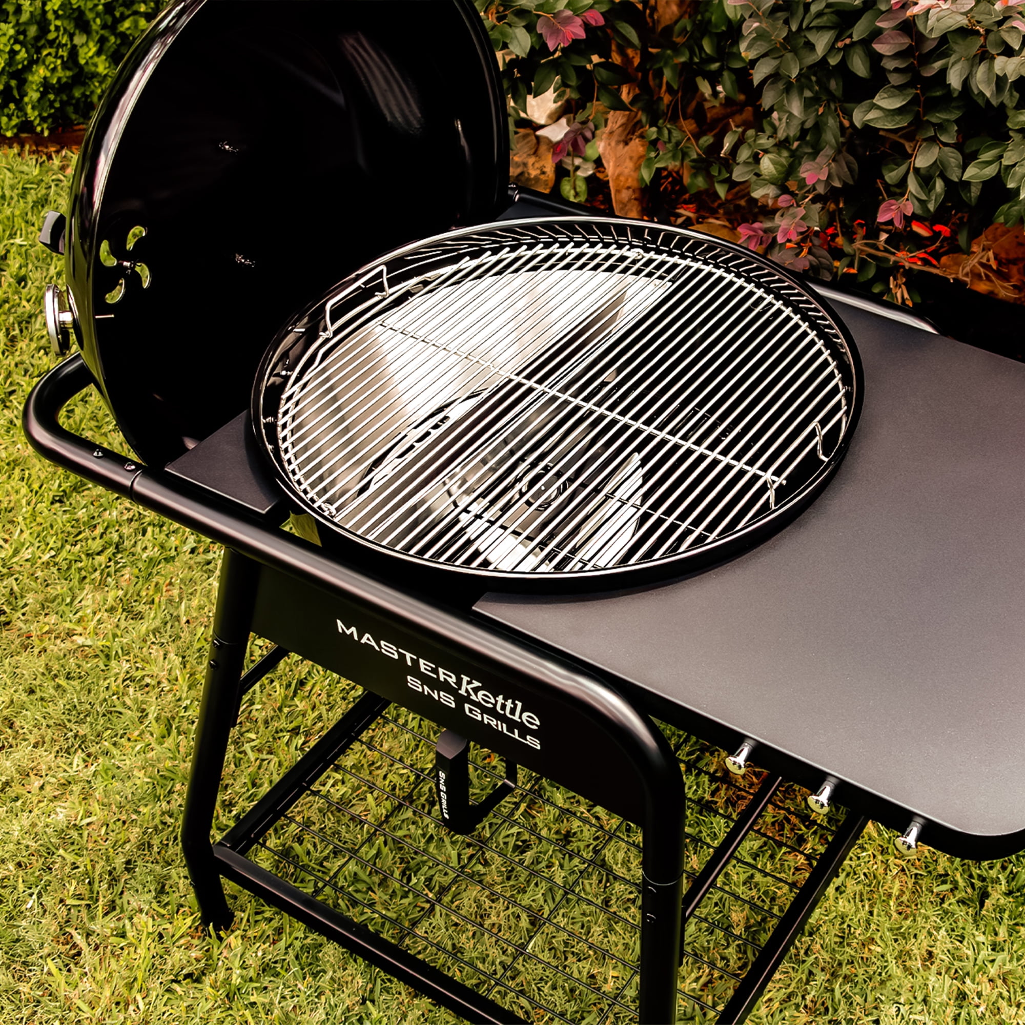 SnS Grills MasterKettle 22 in Charcoal Grill and Smoker (Black, 22 in) cwkw4