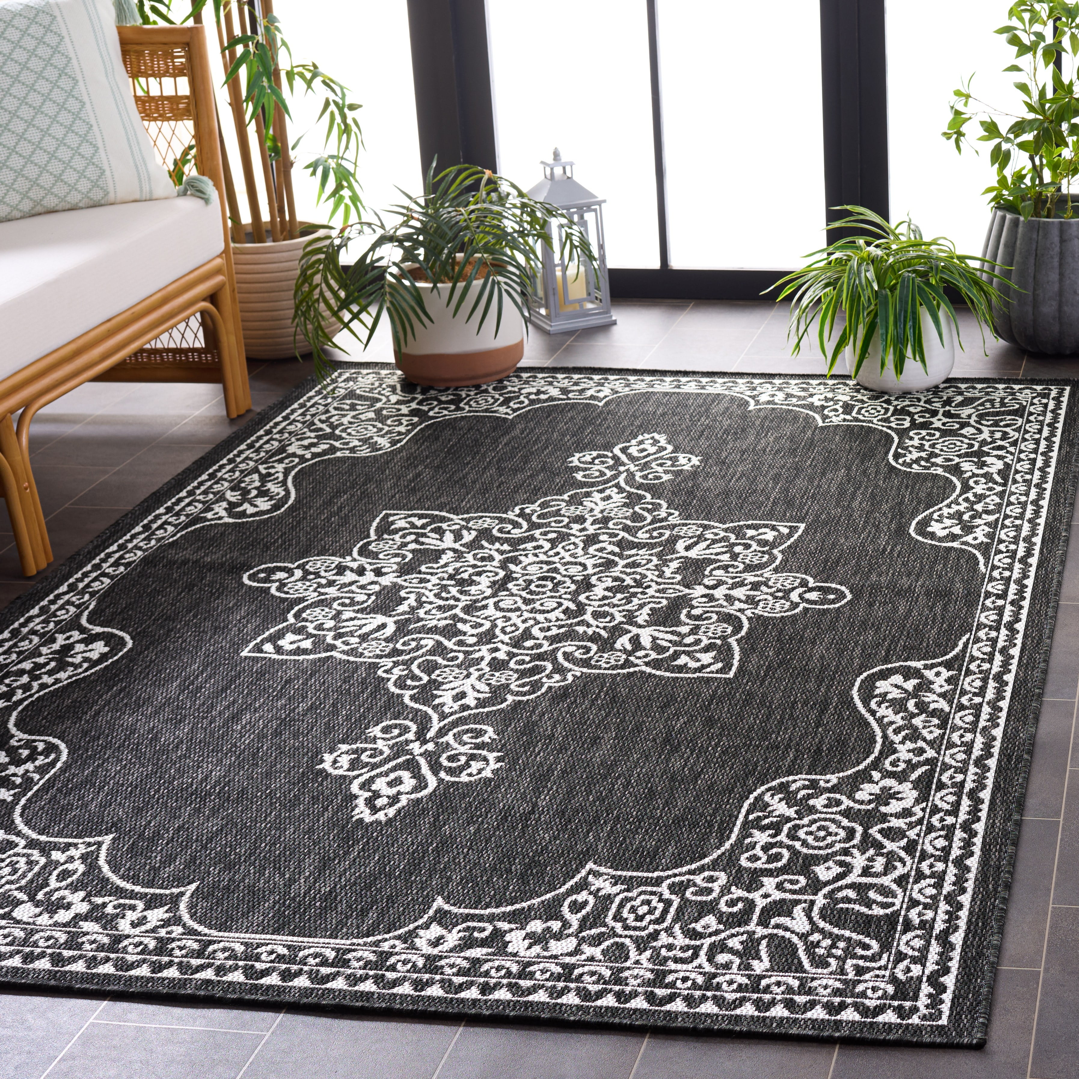 Safavieh Beach House Hubert Medallion Indoor/Outdoor Area Rug (Charcoal/Ivory, 5 ft 3 in x 7 ft 6 in) 7uymw