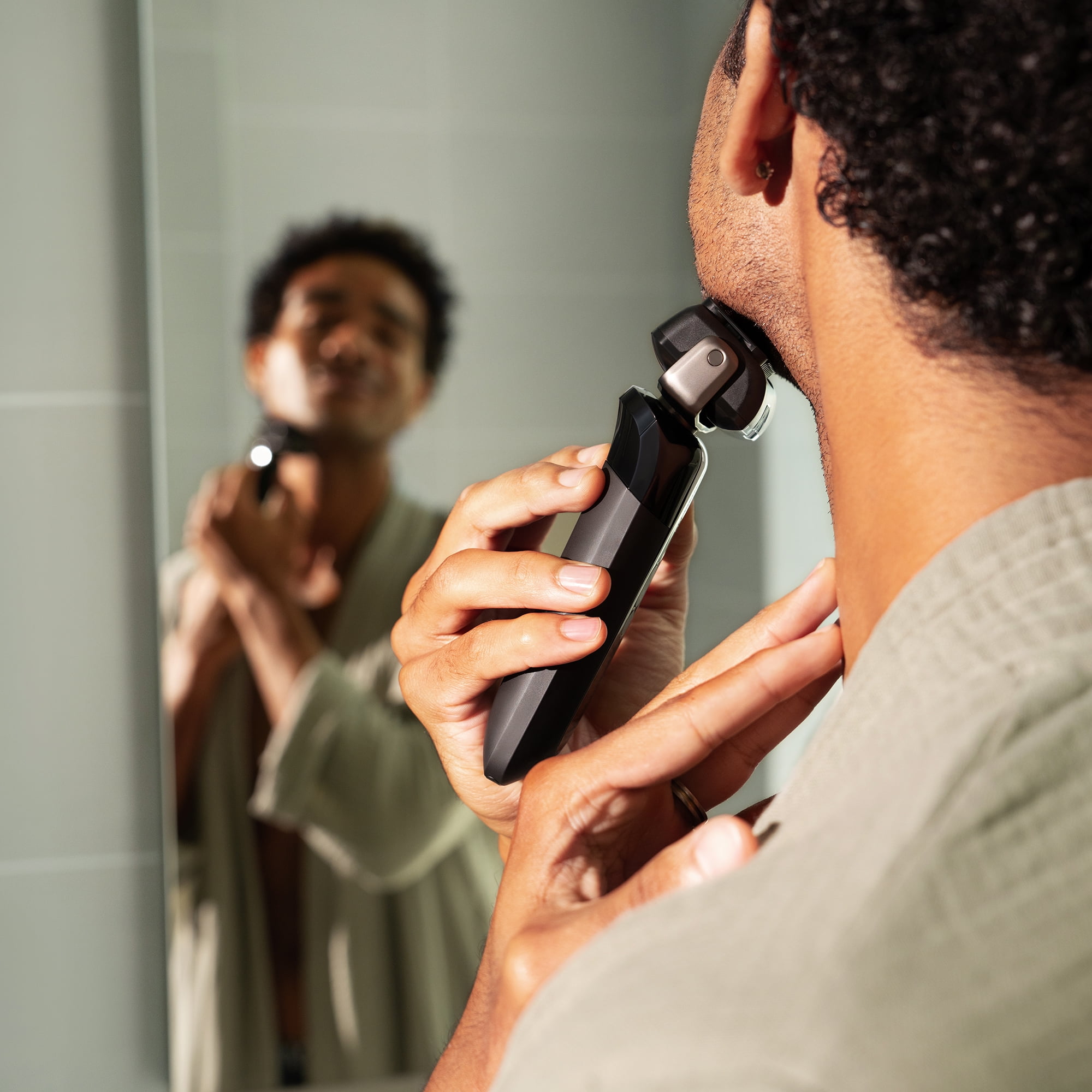 MANSCAPED The Chairman PRO Electric Foil Face Shaver with SkinSafe Technology (Black, 1 Count) r5xeg