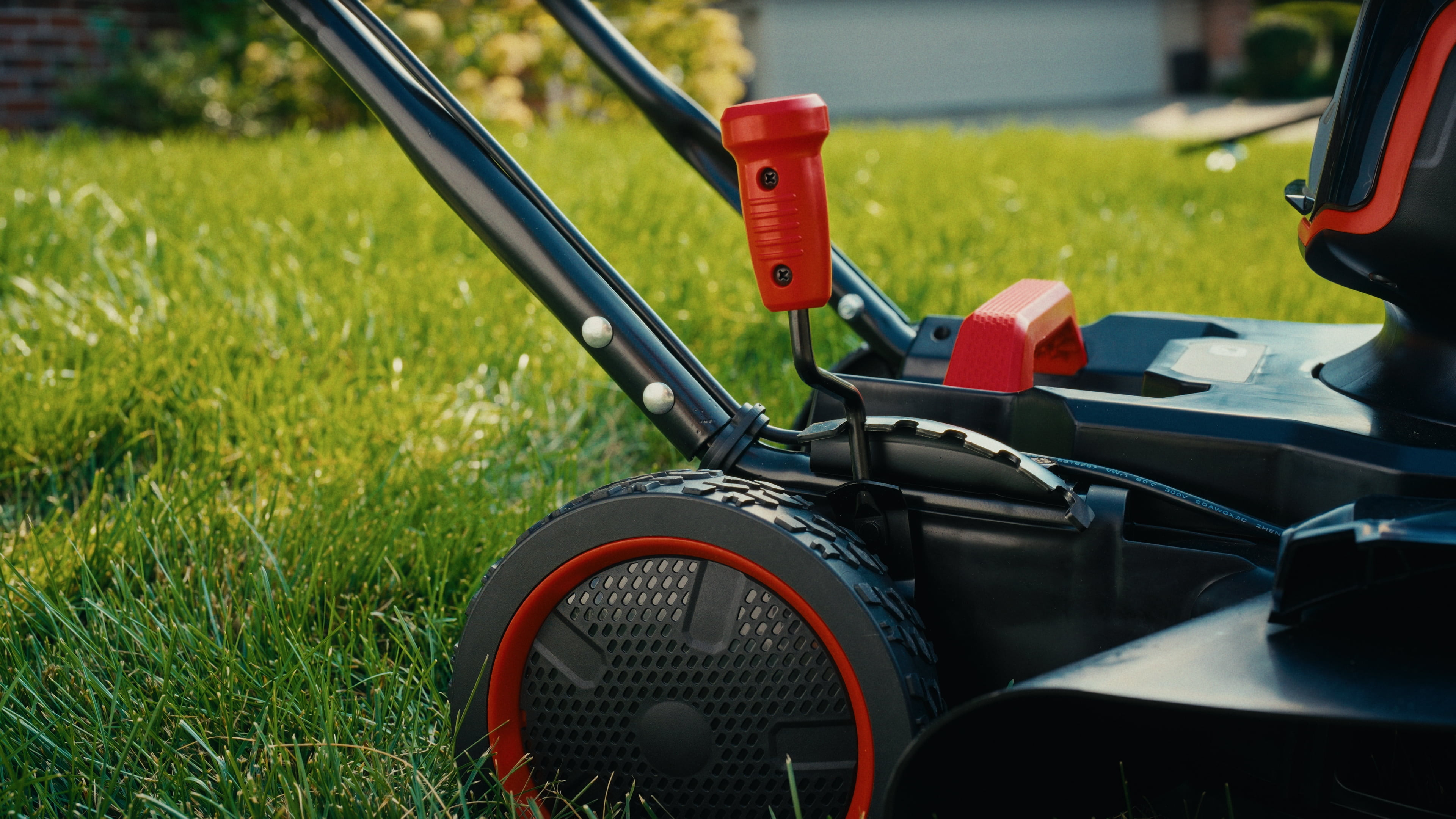 Hyper Tough 40V Max 18-inch Brushless Cordless Lawn Mower with Mulching Function (2 Batteries and 2 Chargers Included) 9aw77