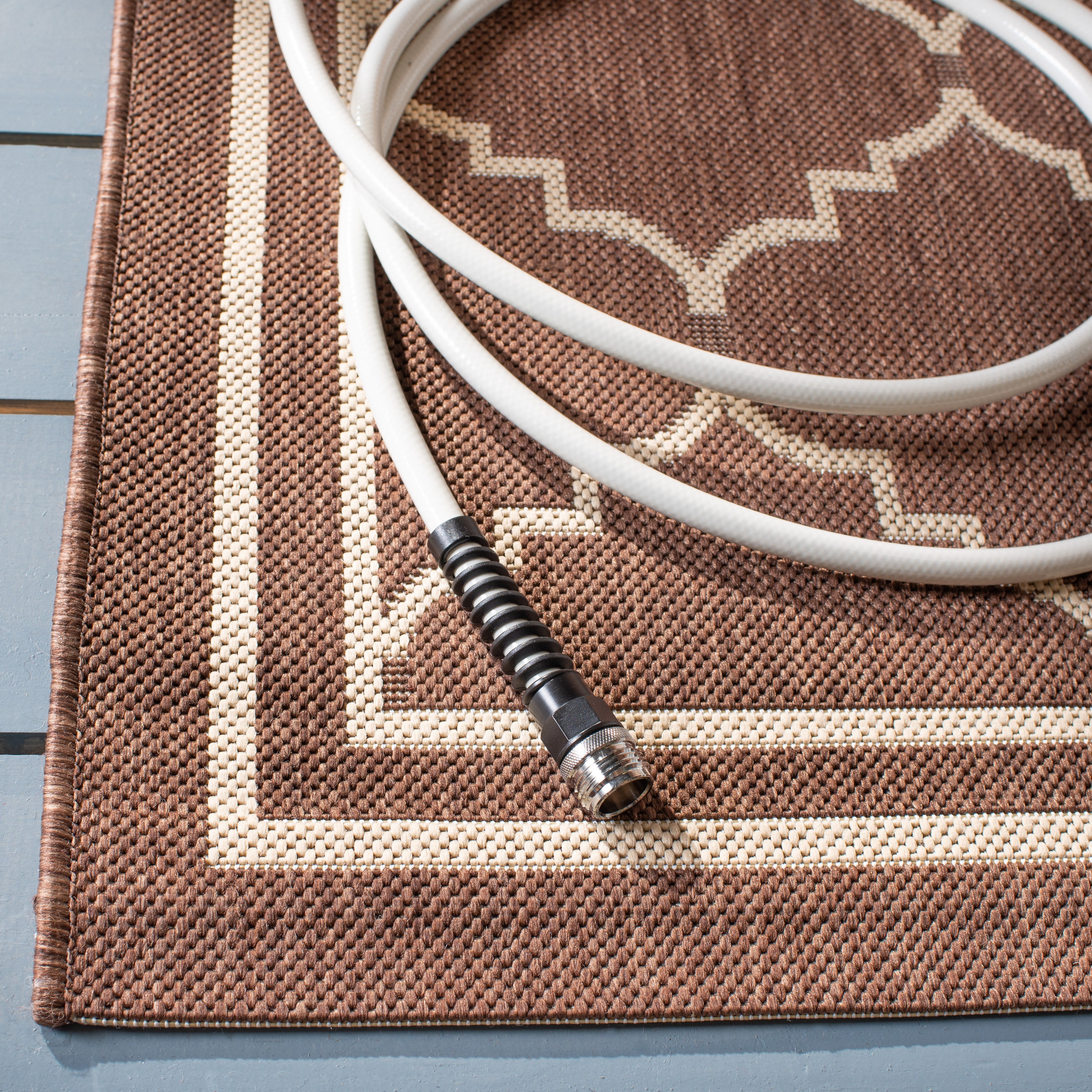 Safavieh Courtyard Amy Geometric Indoor/Outdoor Area Rug (Chocolate/Cream, 5 ft 3 in x 7 ft 7 in) ht6pa