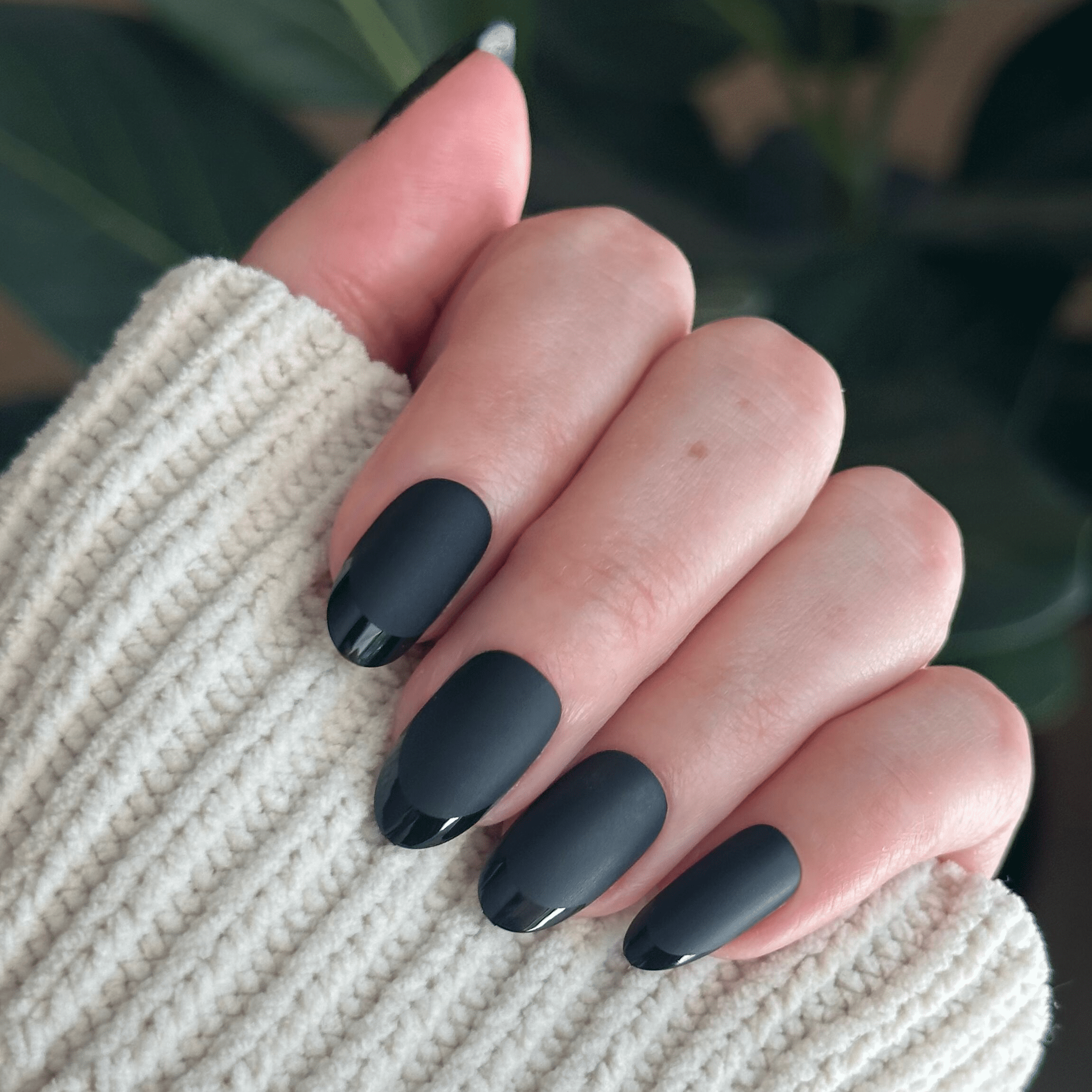 Olive & June Instant Mani Press-on Nails, Medium Oval Shape, Glossy Black French Tip (42 Pieces) j18lz