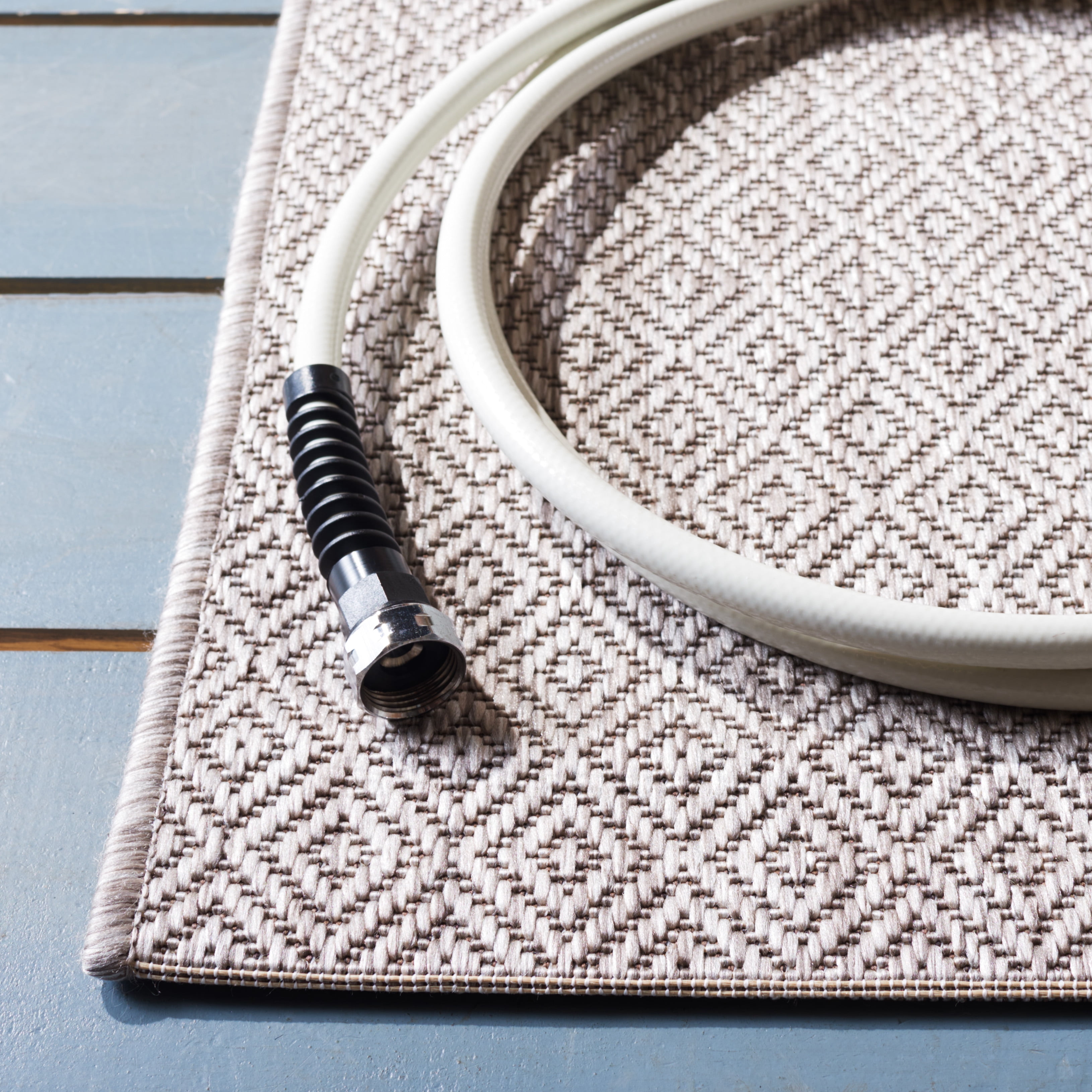 Safavieh Courtyard Mitre Geometric Indoor/Outdoor Area Rug (Beige, 5 ft 3 in x 7 ft 7 in) ny680