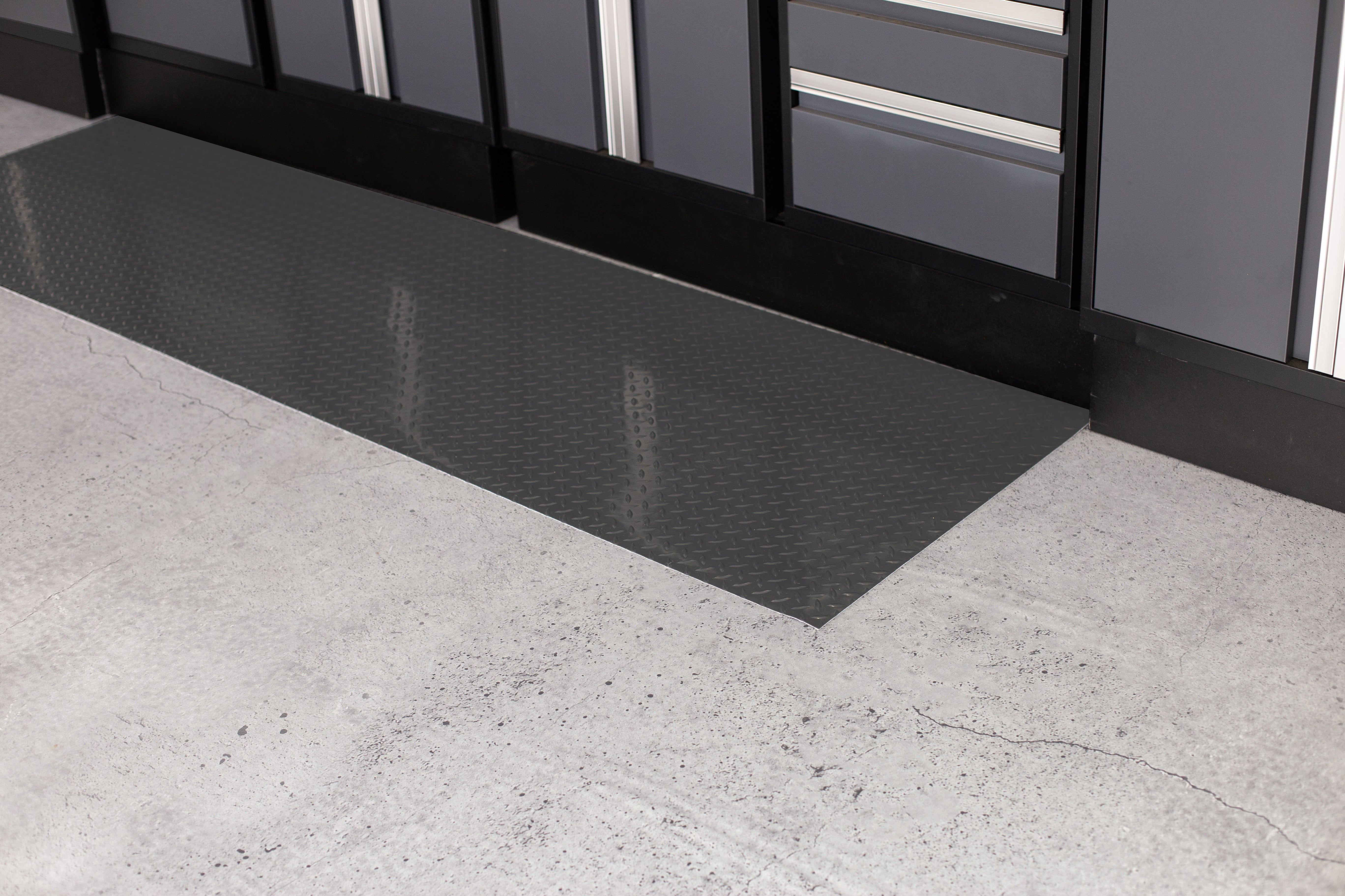G-Floor Diamond Tread Vinyl Performance Garage Runner (Grey, 27 in. Wide) hefrv