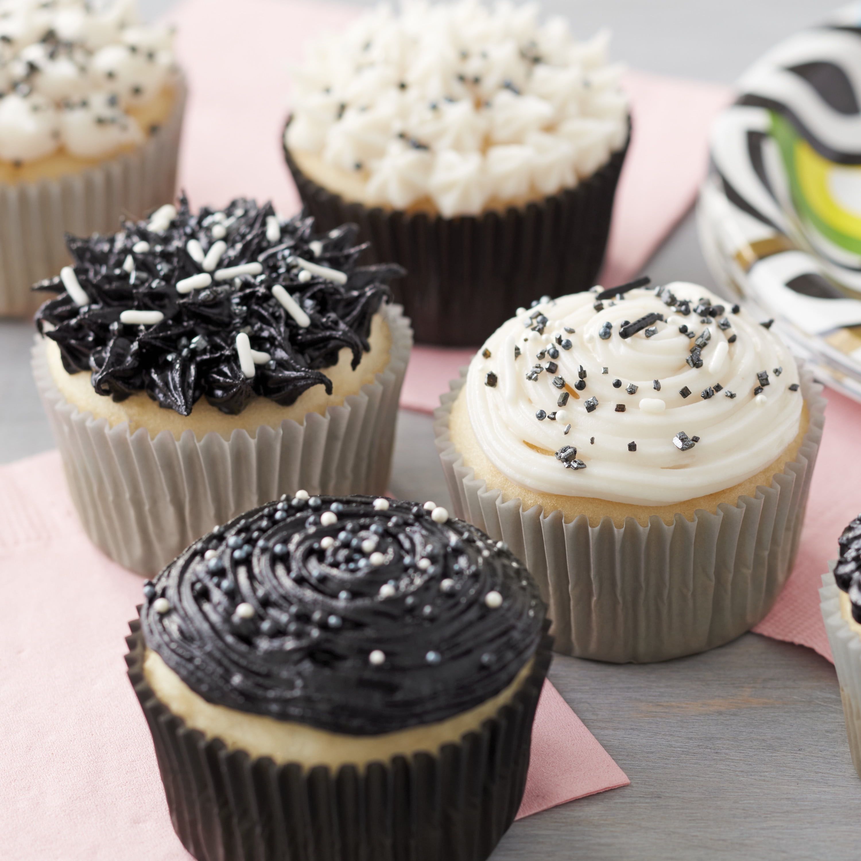 Wilton Black Buttercream Icing Pouch with Star and Round Tips (Black, 8 oz) qah5m - Image 6