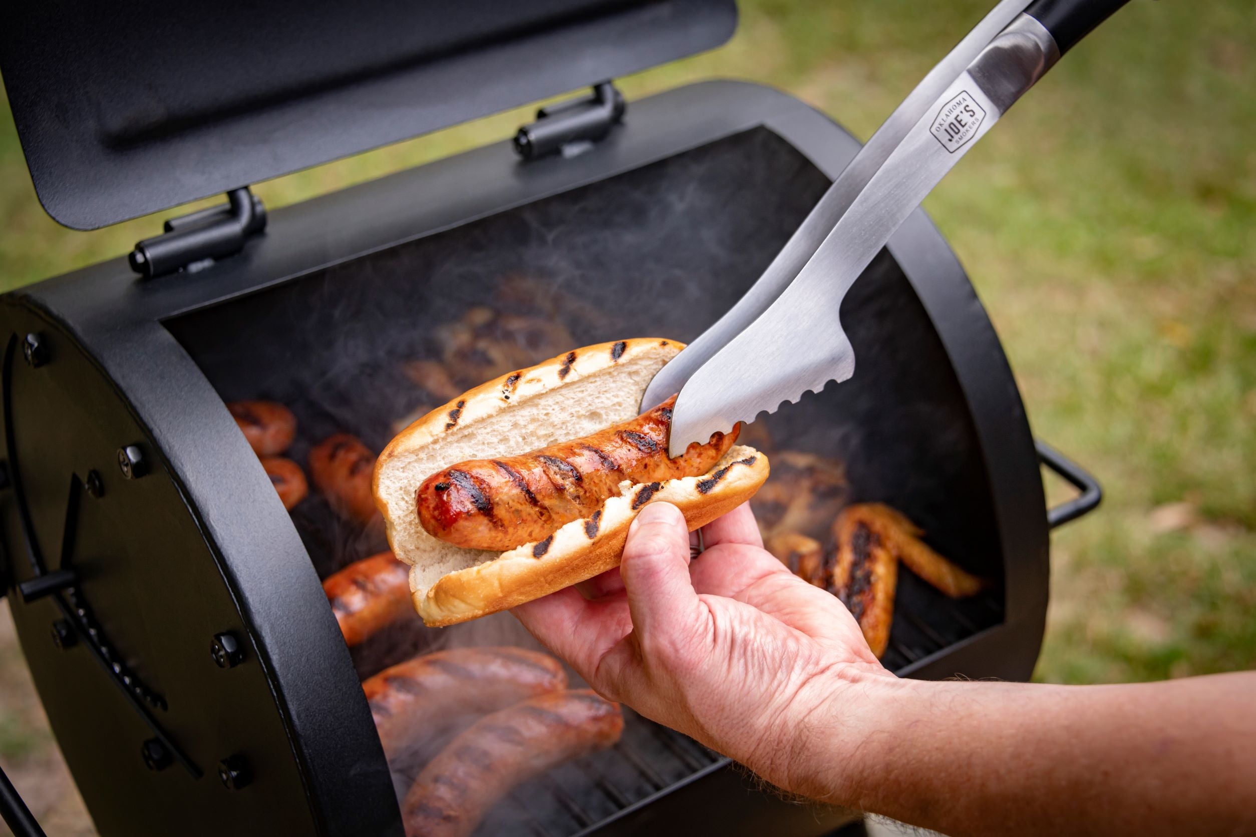 Oklahoma Joe’s Hitch Portable Charcoal Grill, Heavy-Duty Offset Smoker Attachment (Black, 220 sq in) jmzxh