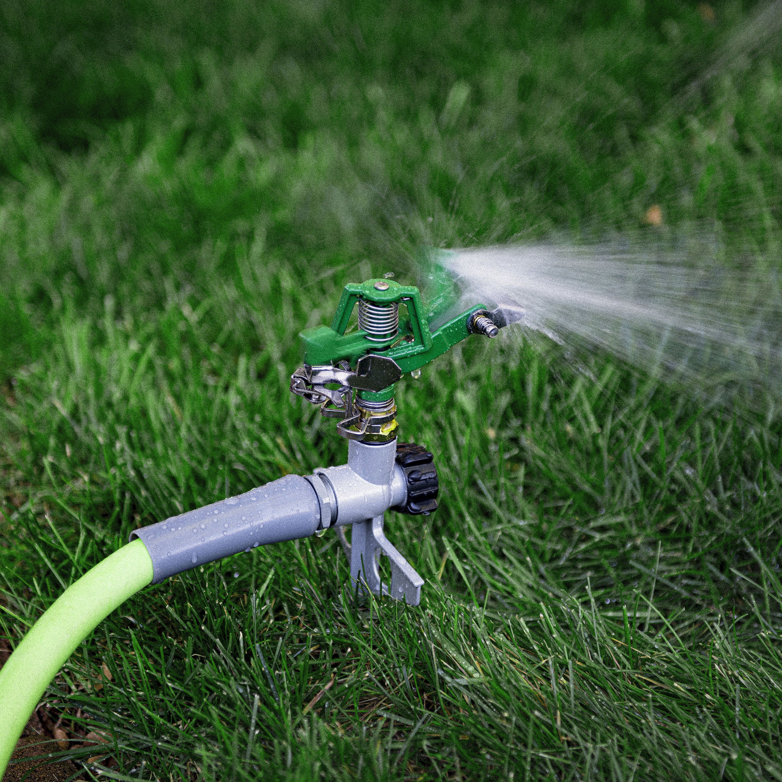 Expert Gardener Pulsating Spike Lawn Sprinkler (Heavy-Duty Metal, 5600 sq ft Coverage) yjwow