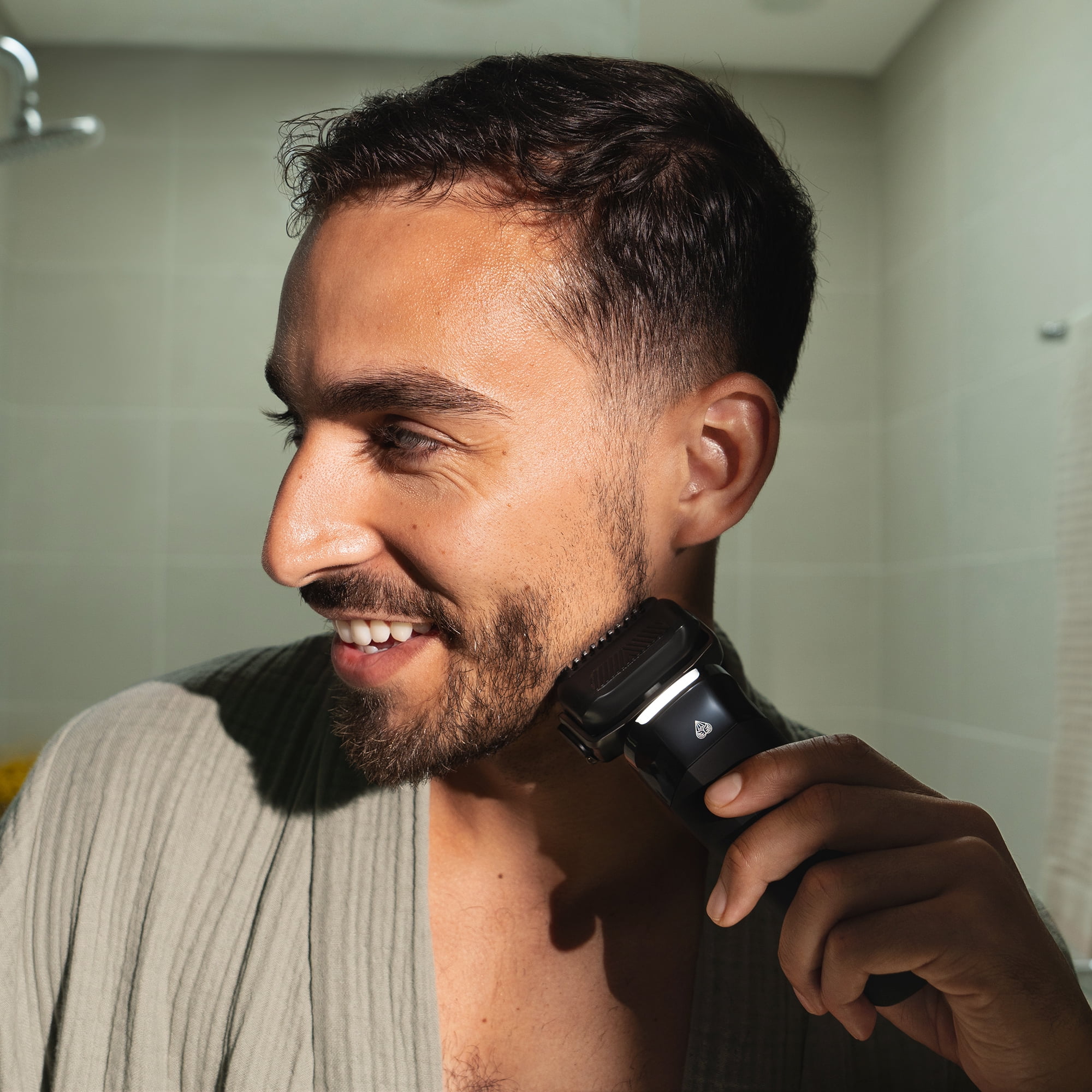 MANSCAPED The Chairman PRO Electric Foil Face Shaver with SkinSafe Technology (Black, 1 Count) r5xeg