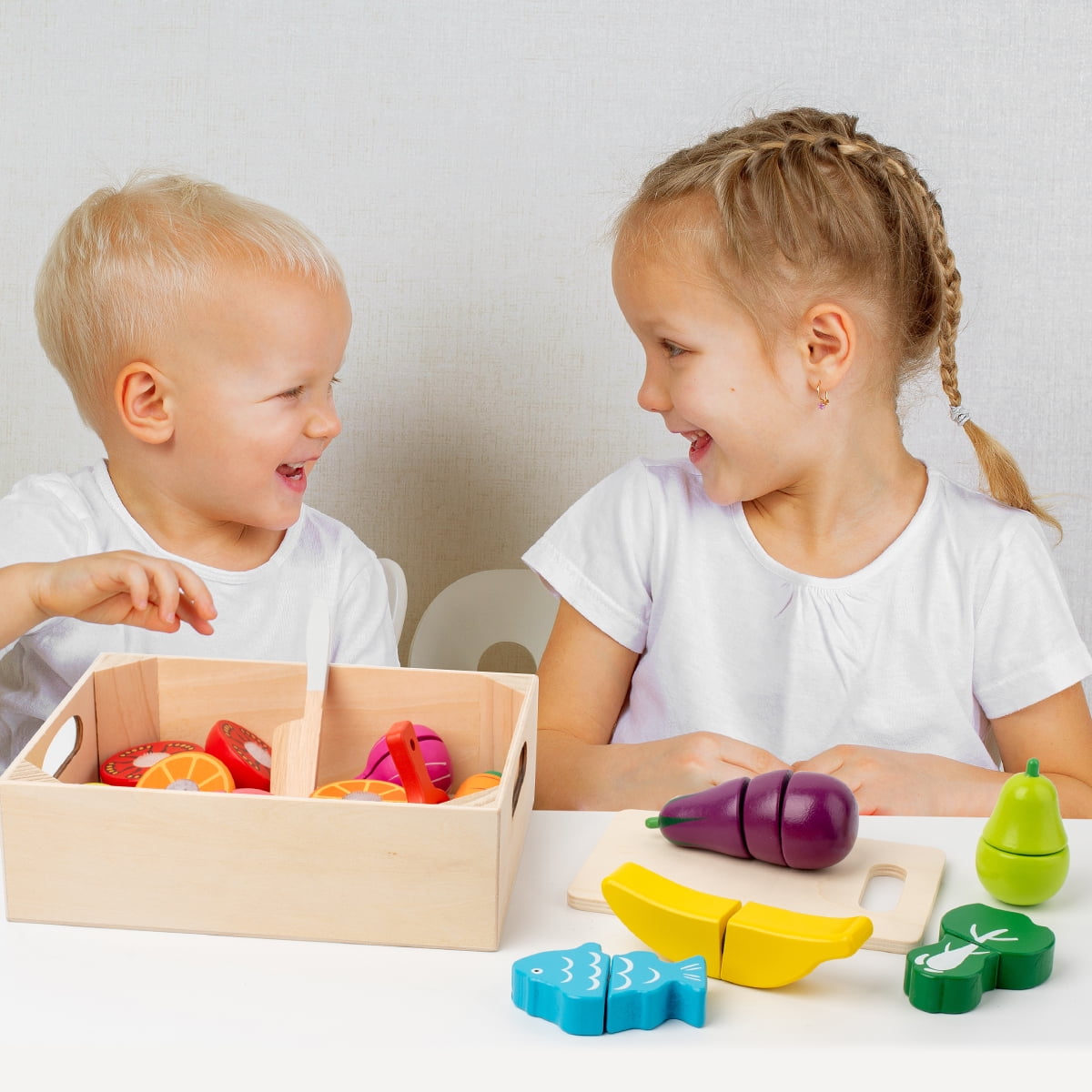 BUSY EDITION Wooden Play Food Set Pretend Kitchen Cutting Toys (32 Pieces) i4gkb