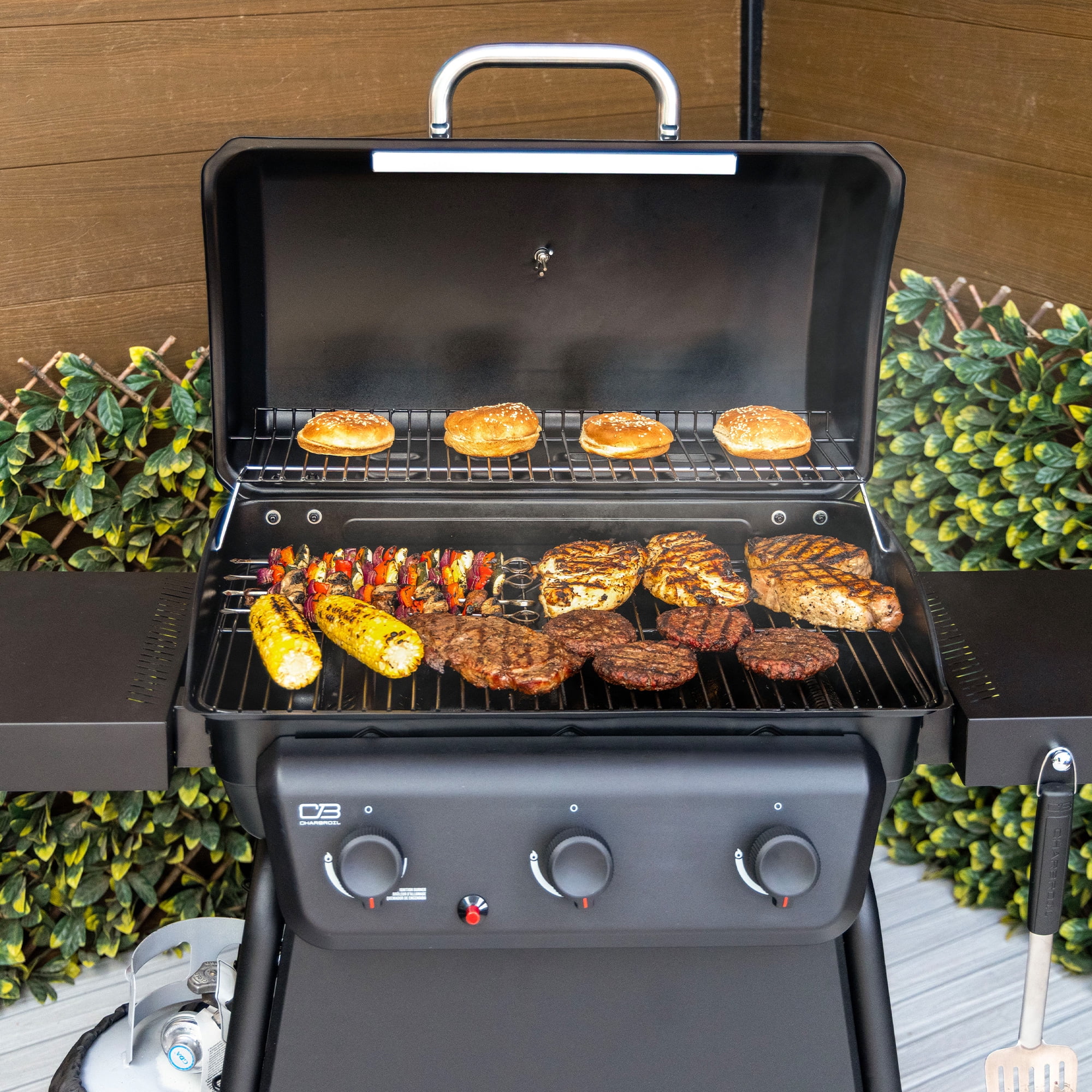 Charbroil Classic Series 3-Burner Gas Grill (Black, 530 sq in) fj7fi