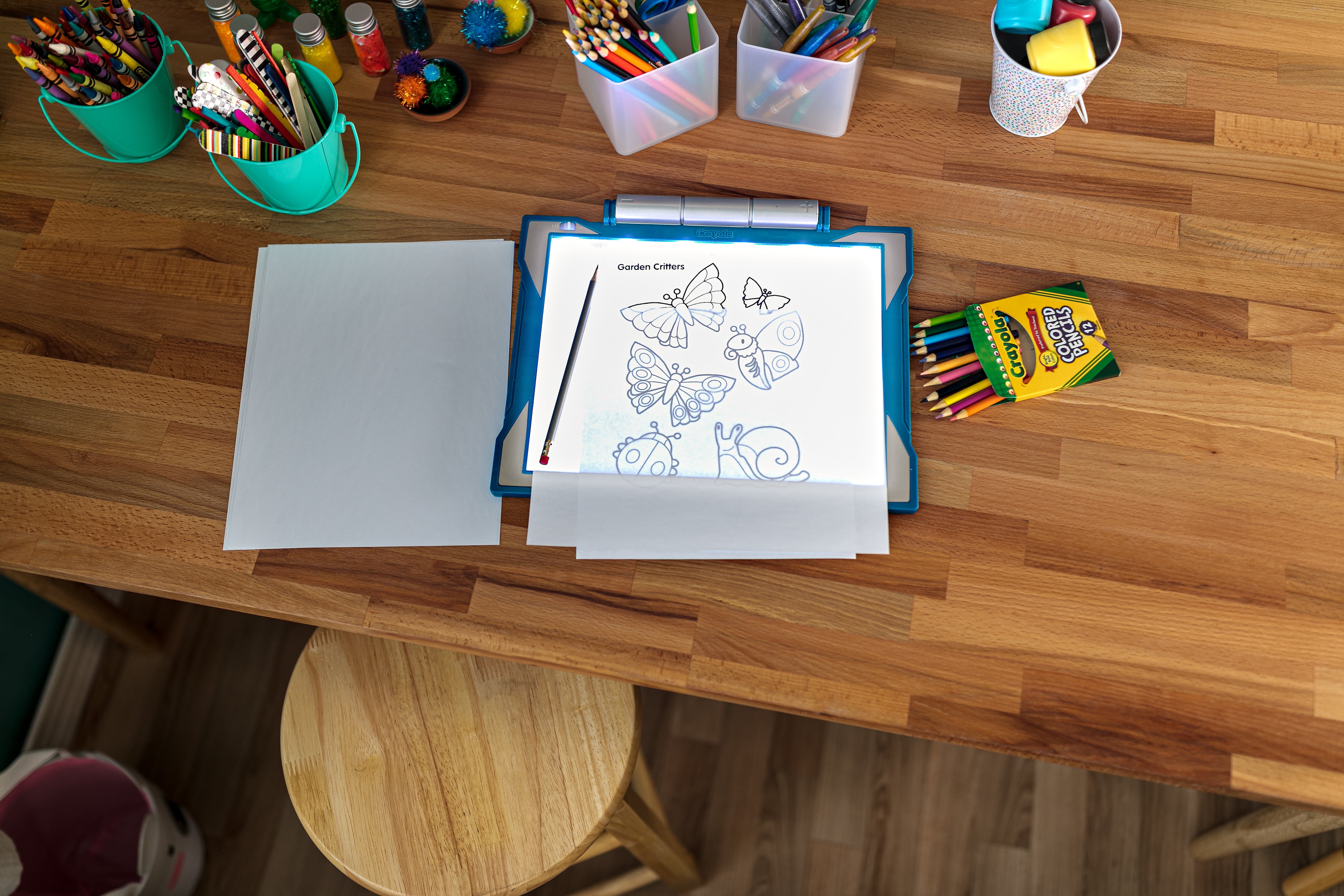 Crayola Light-Up Tracing Pad Drawing Tablet with Colored Pencils (Blue, 1 Set) gy3u6