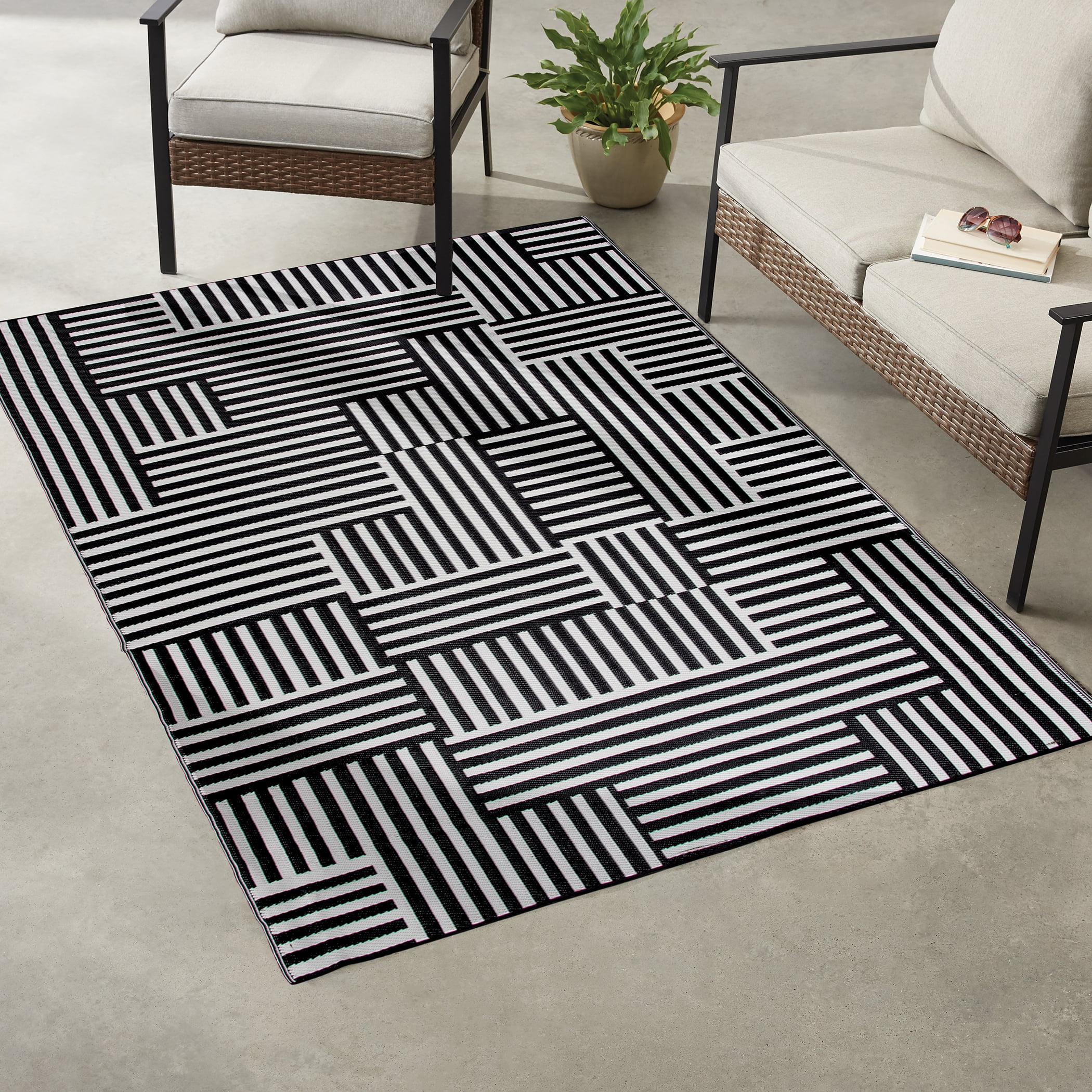 Mainstays Block Stripe Outdoor Rug Fade Resistant Easy Care (Black and White, 7 ft x 10 ft) qo30b