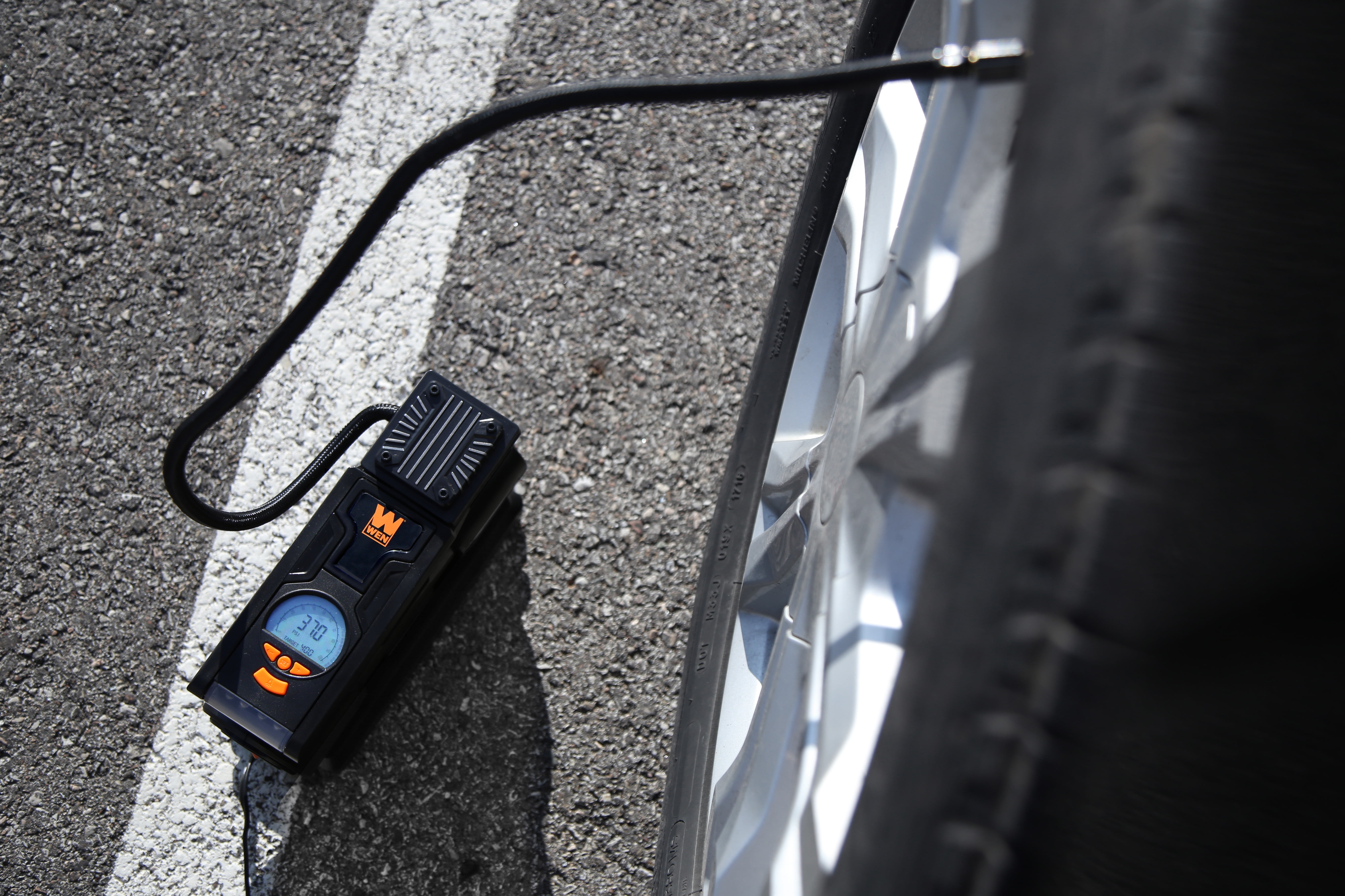 WEN Portable Air Compressor and Tire Inflator with Digital Gauge and Carrying Case (Black, 12V) cv6b9