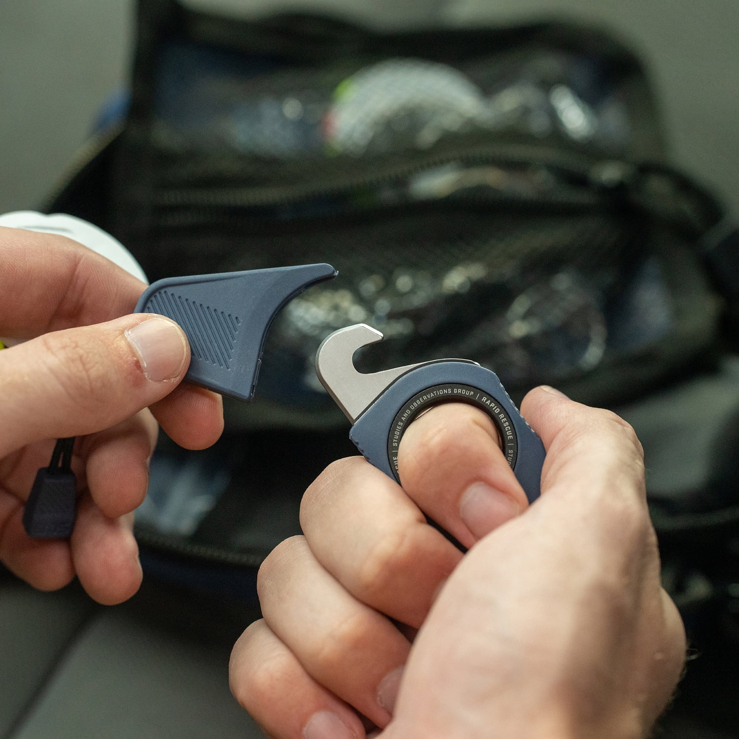 SOG Rapid Rescue Emergency Seatbelt Cutter and Glass Breaker Tool (Midnight Blue, 3.5 in) mwq9c
