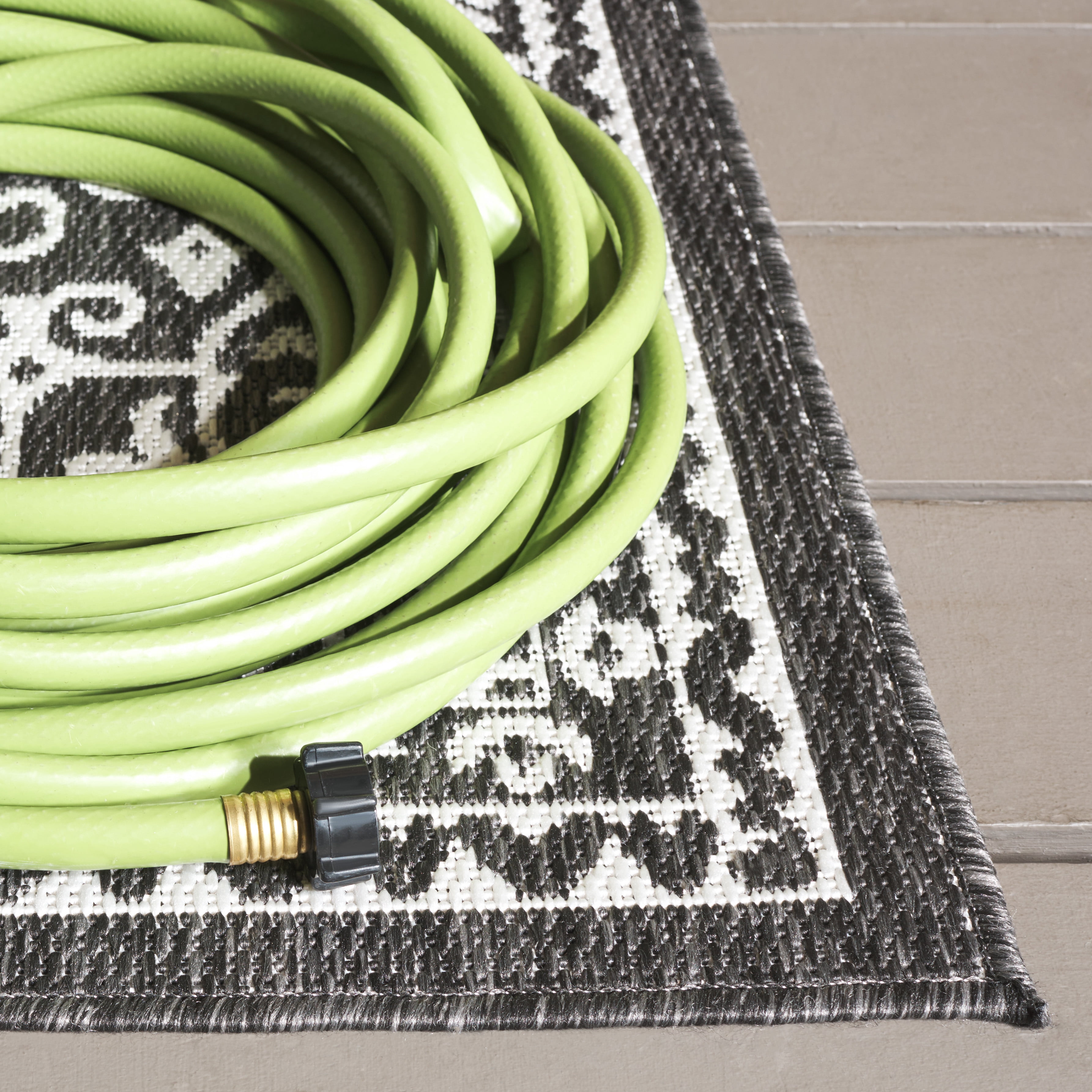 Safavieh Beach House Hubert Medallion Indoor/Outdoor Area Rug (Charcoal/Ivory, 5 ft 3 in x 7 ft 6 in) 7uymw