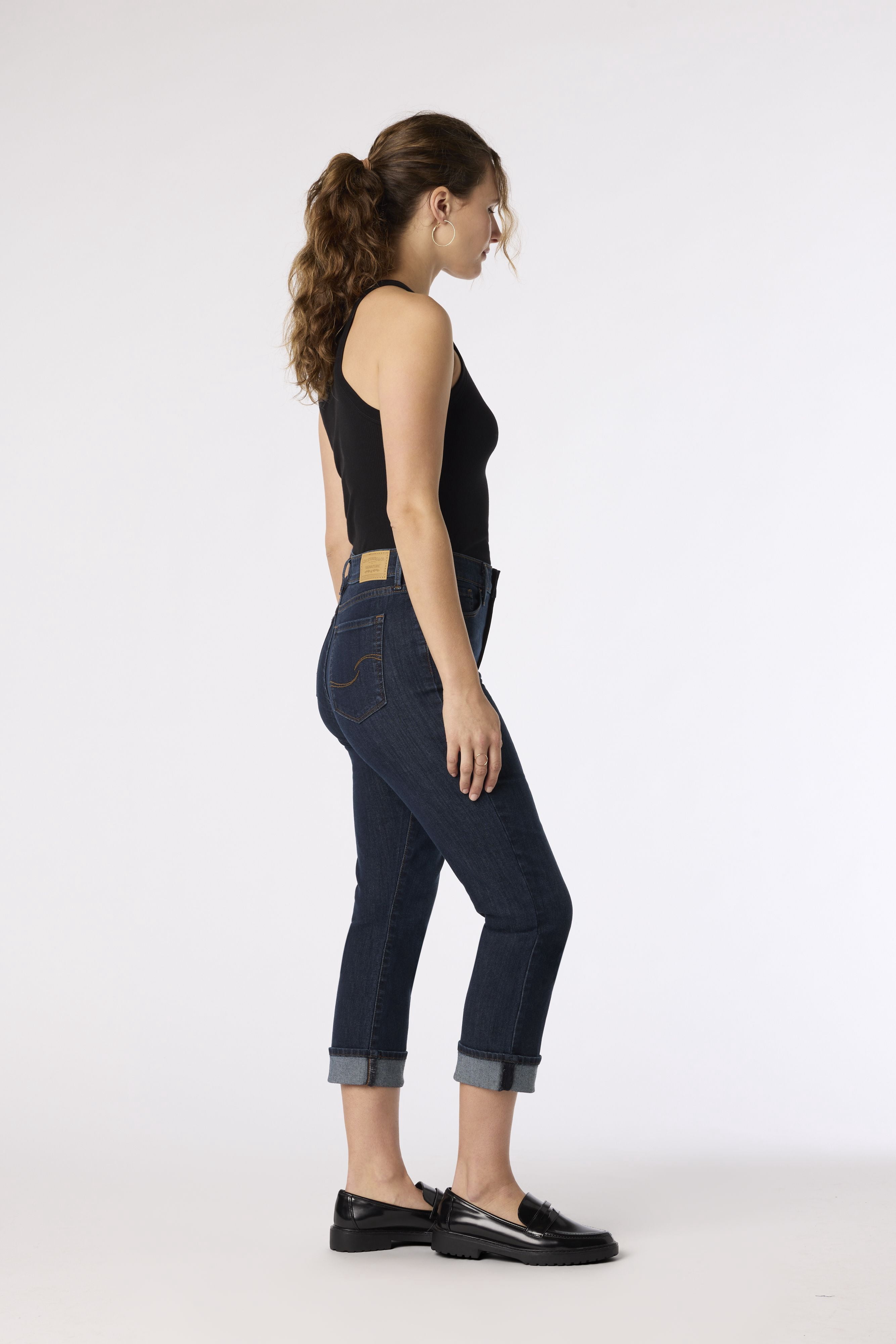 Levi Strauss Signature Women's Mid Rise Capri Jeans (Blue, 22.5 in Inseam) v7vaf