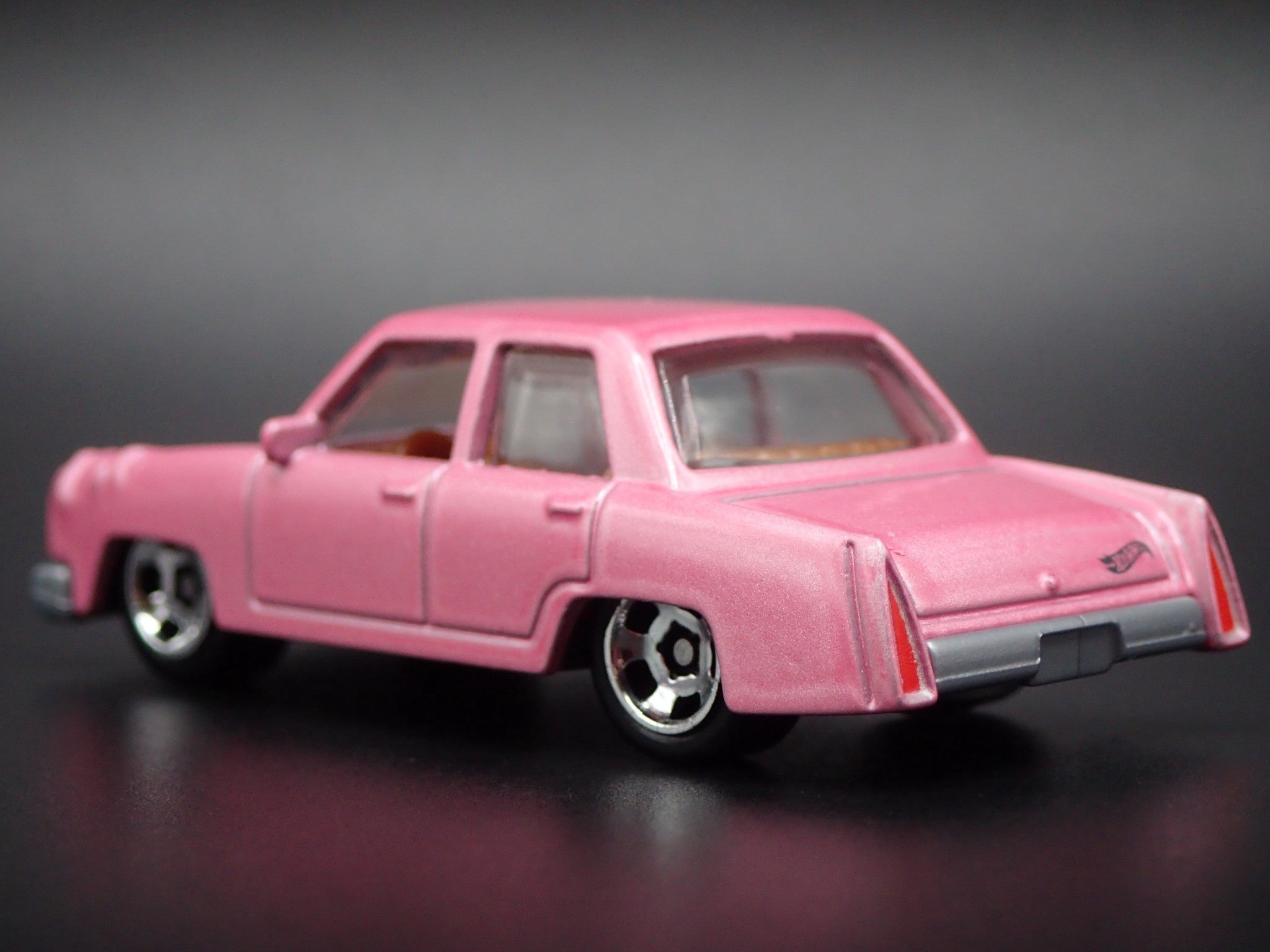 Hot Wheels 1973 Plymouth Valiant Simpsons Family Car Diecast Model (Pink, 1/64 Scale) nozbs