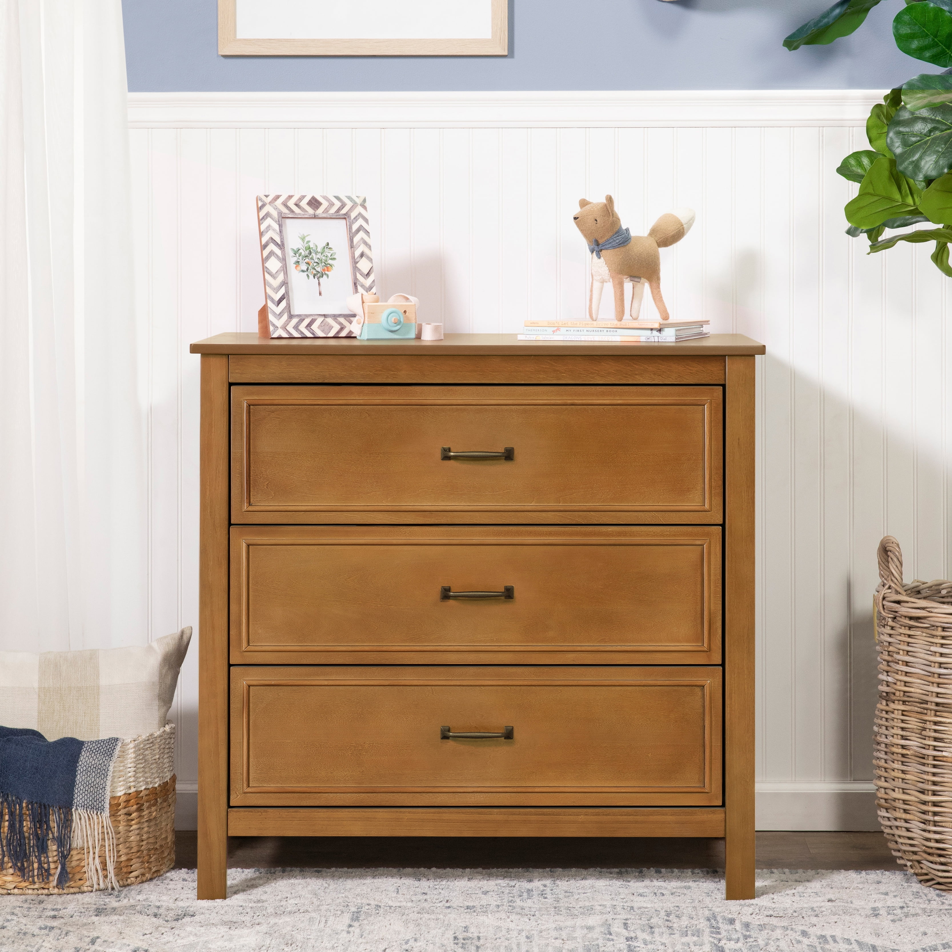 DaVinci Charlie 3-Drawer Dresser (Chestnut) k2dg1