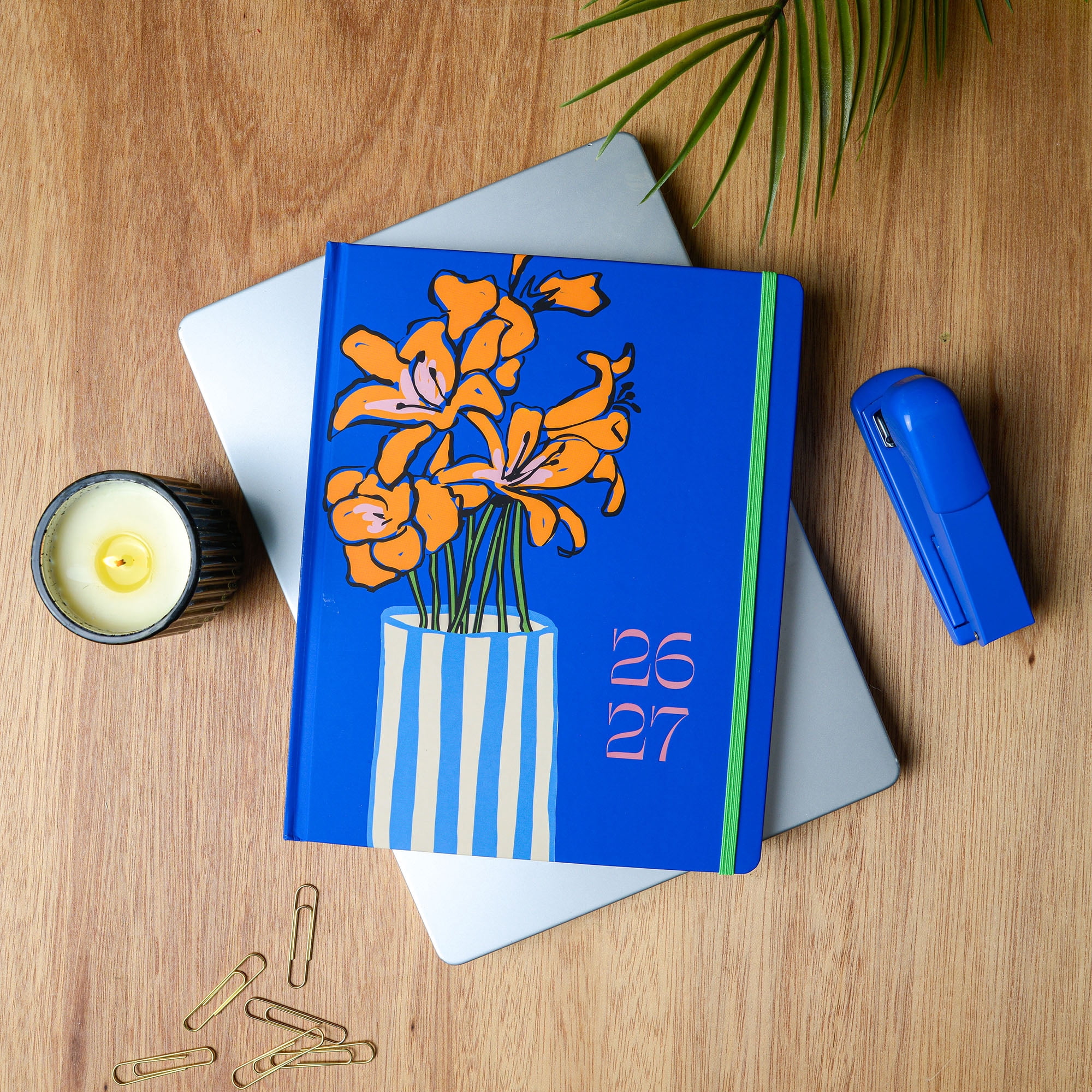 ThinkInk 15-Month Planner Weekly & Monthly Organizer Blue Flower Vase Design (8 in x 10 in) kg3qq