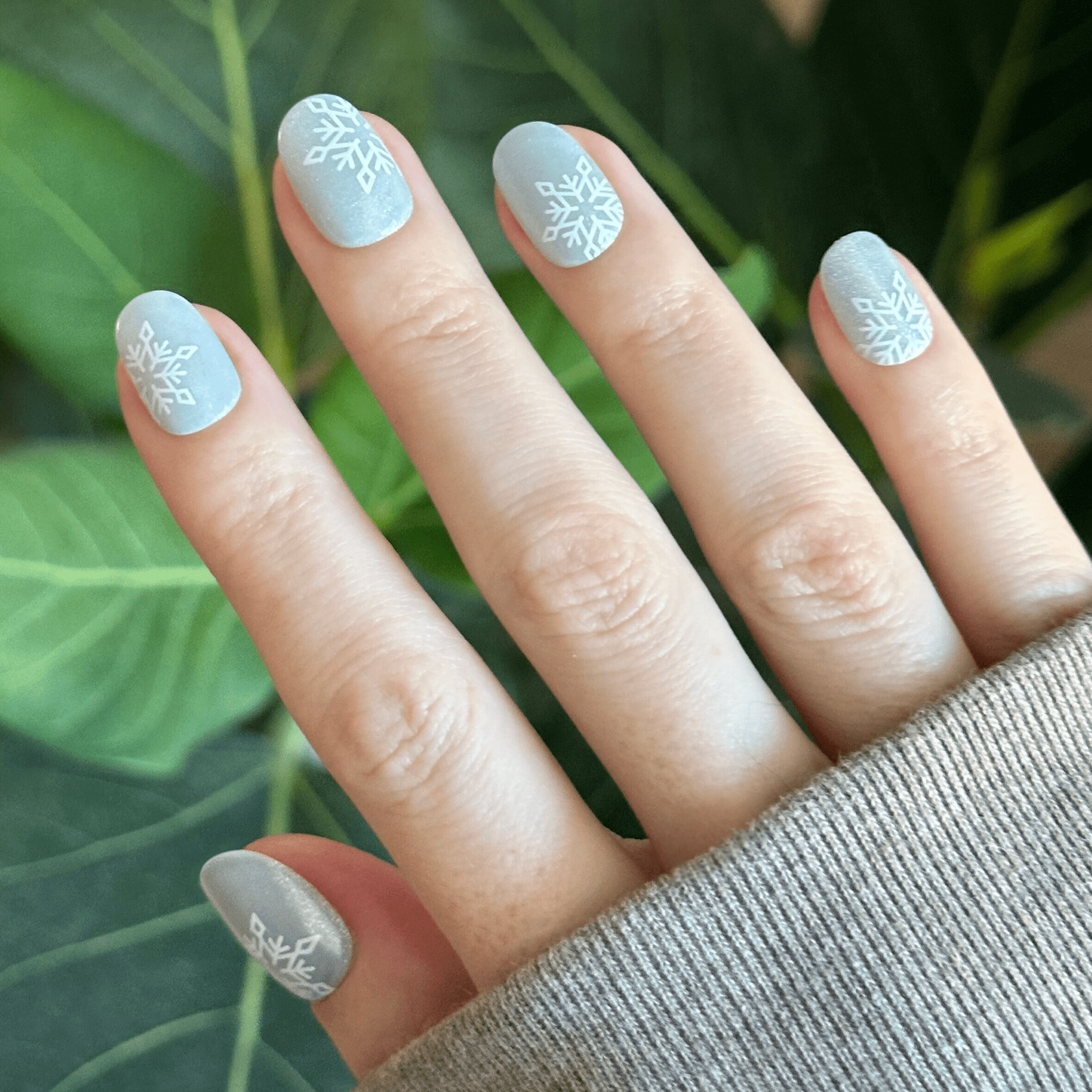 Olive & June Super Stick Effects Press-On Nails (Velvet Snowflake, Extra Short Round, 32 Count) gydyq
