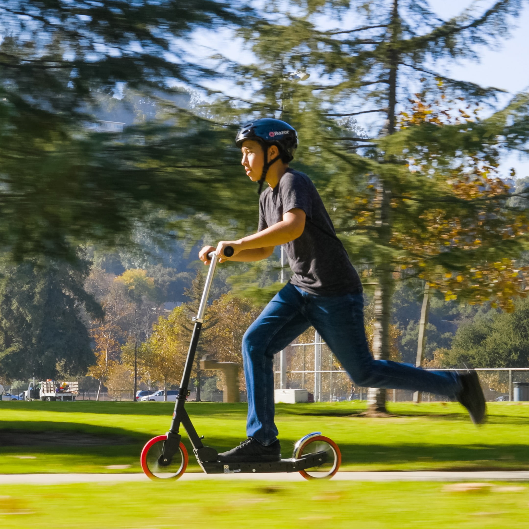 Razor Carbon Lux Kick Scooter with Large Spoked Wheels and Folding Frame (Red, 220 lb Capacity) zzxeb