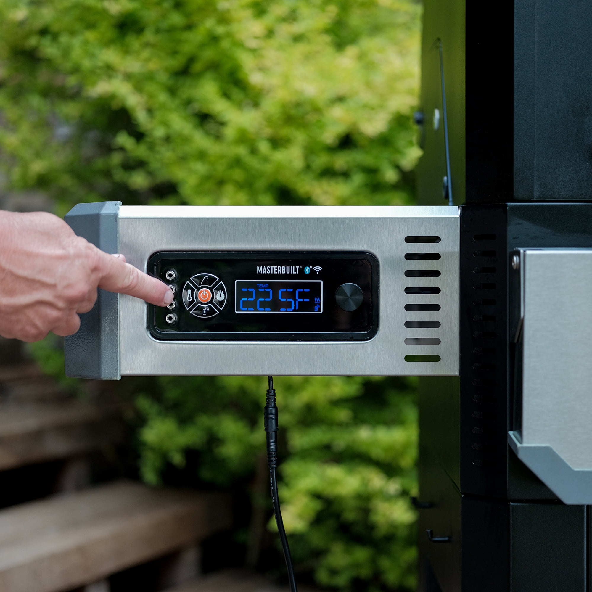 Masterbuilt Gravity Series 800 Digital Charcoal Smoker Grill with Griddle Insert (Black, 800 sq in) l4m75