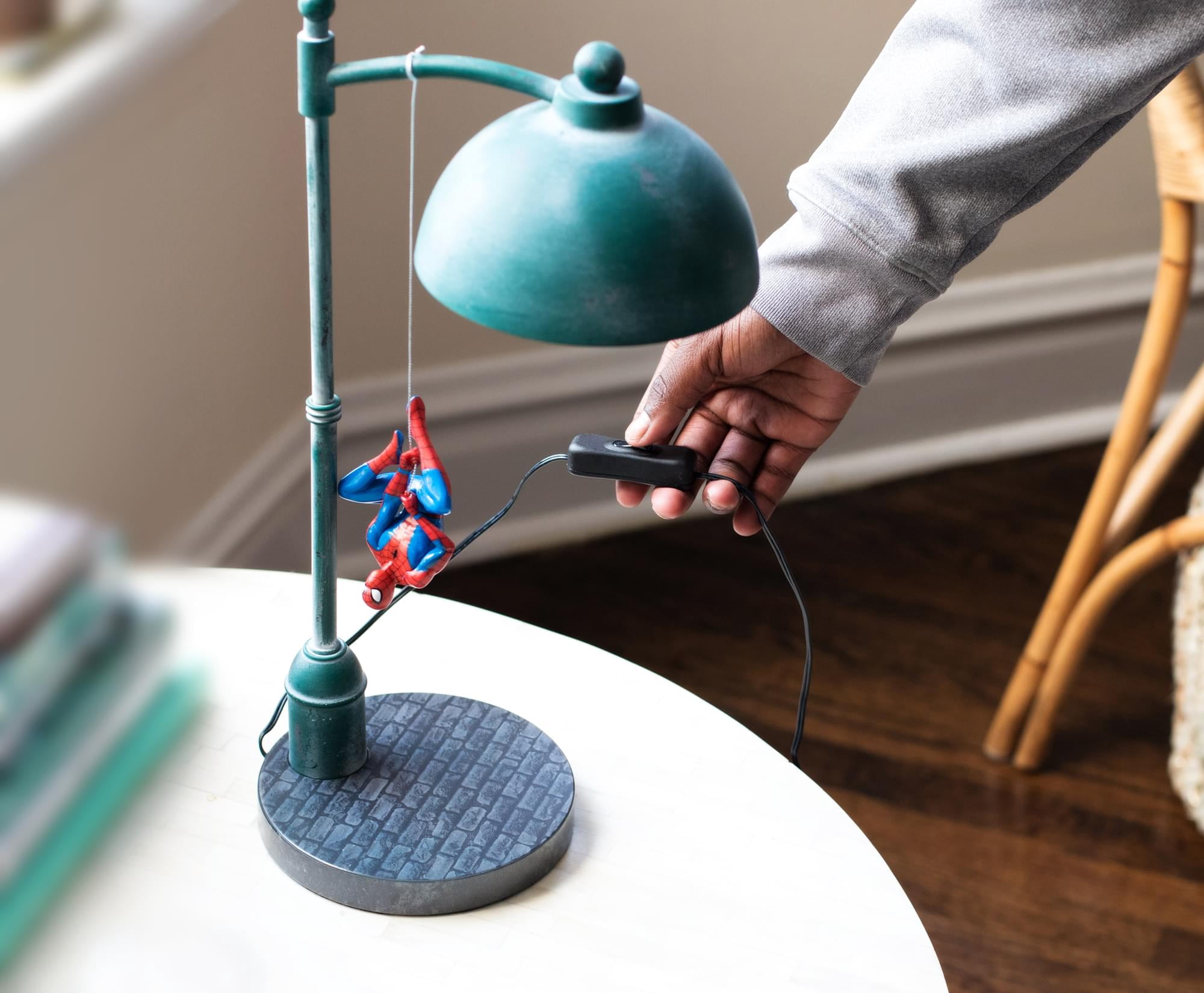 Spider-Man LED Desk Lamp Streetlight Design (16 in) m85gg