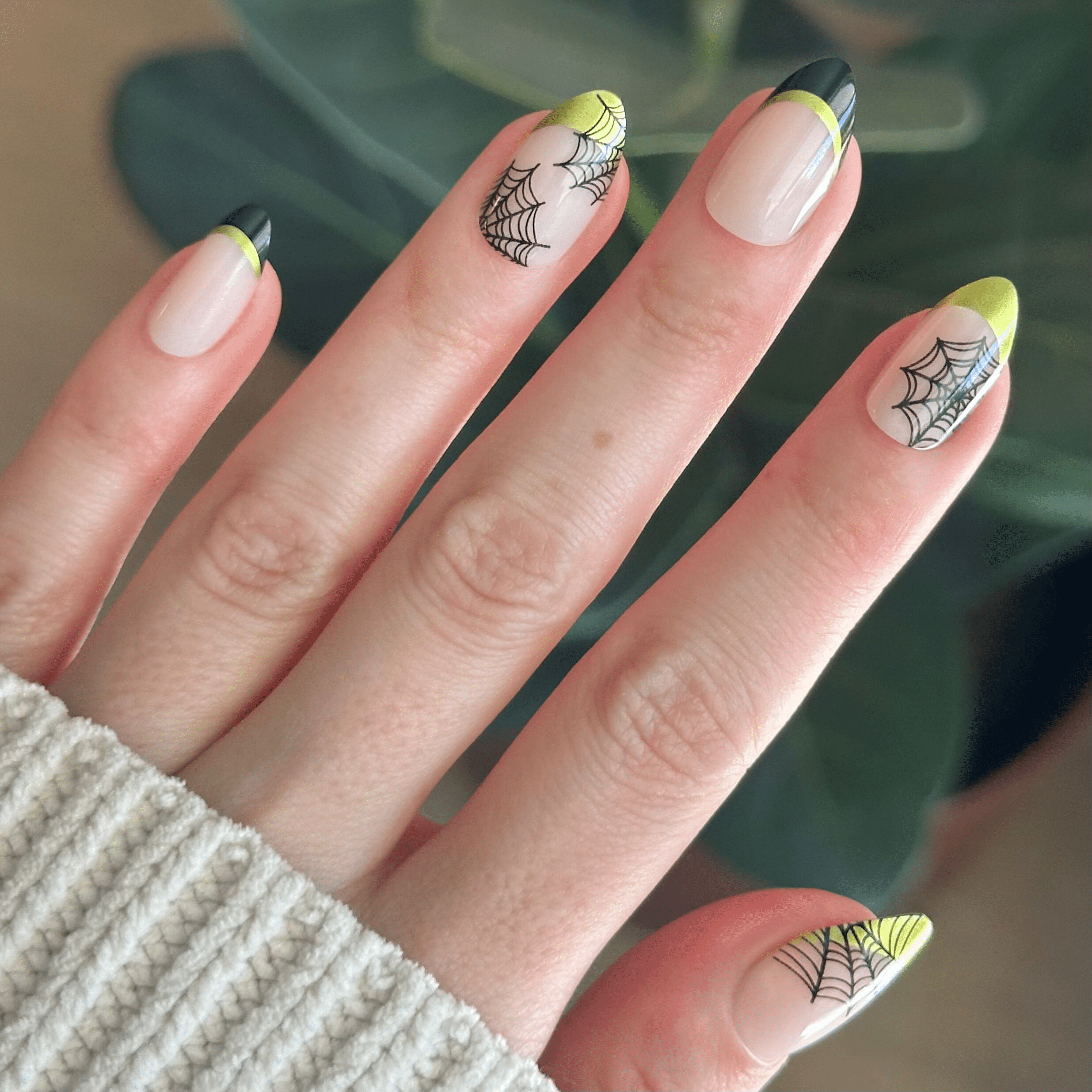 Olive & June Instant Mani Press-on Nails, Medium Almond Shape, Creepy Cobweb French (42 Pieces) 2kbck