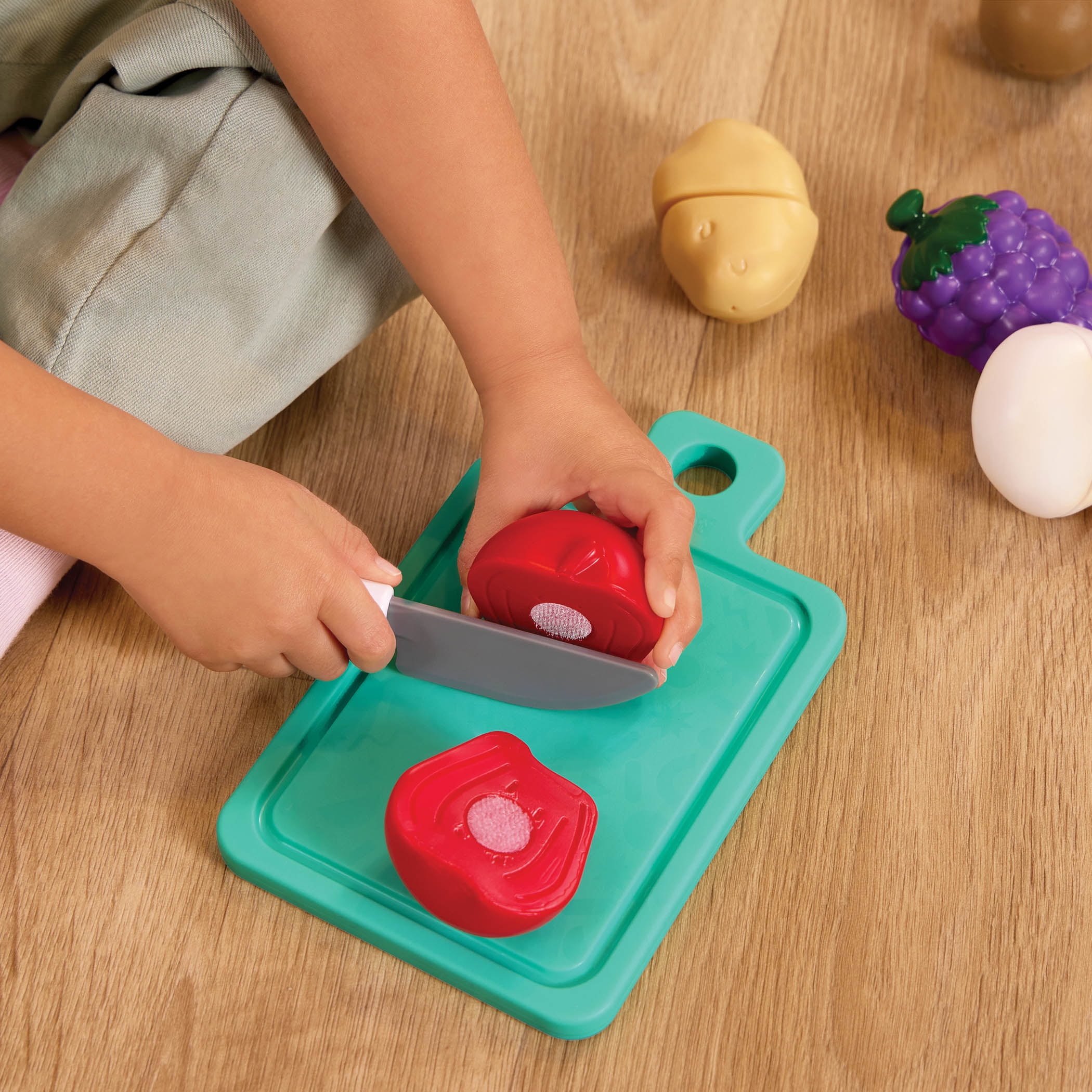 Battat Market Chop & Prep Play Food Set with Cutting Board and Knife (Multicolor, 35-Piece Set) q7s46
