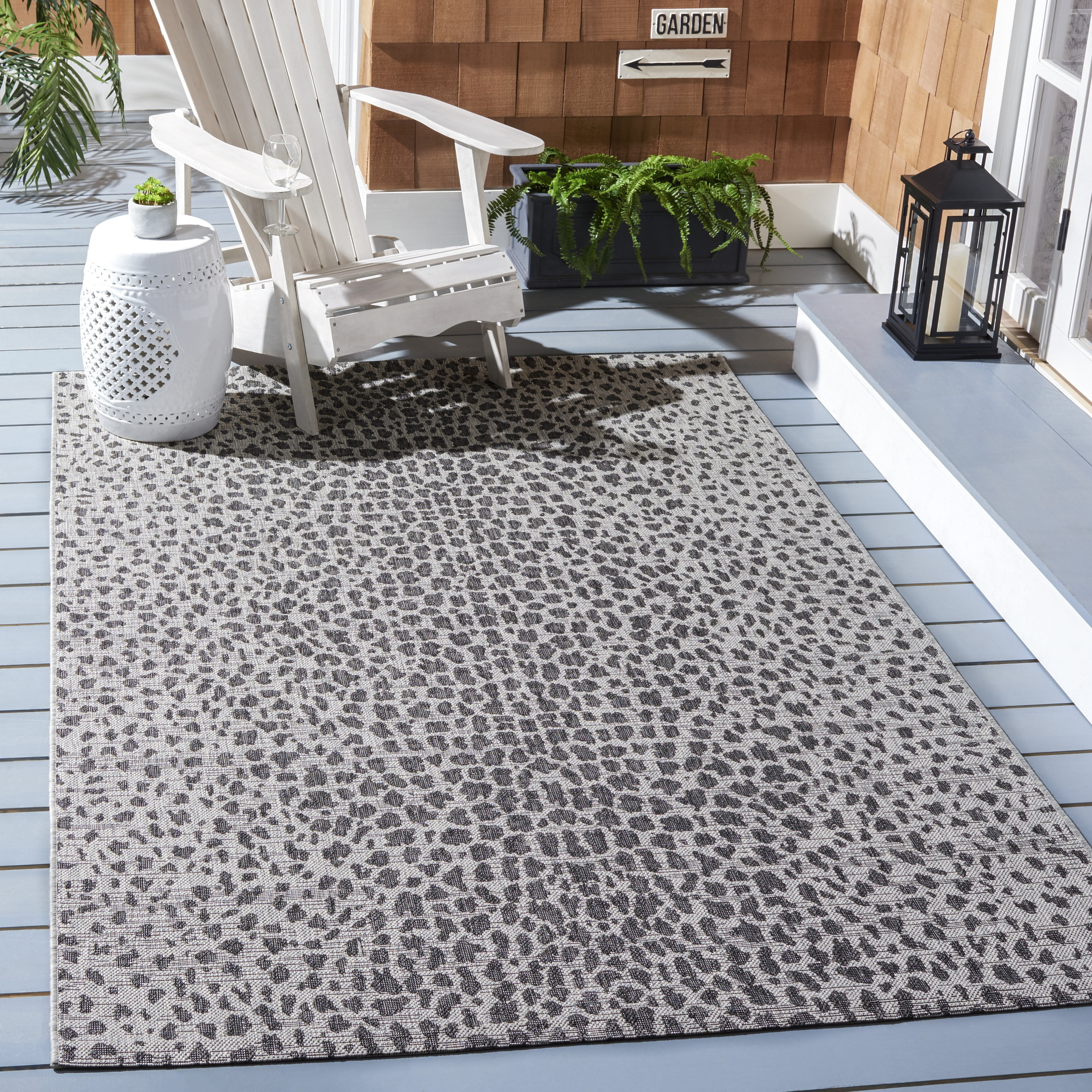 Safavieh Courtyard Karina Animal Indoor/Outdoor Area Rug (Gray/Black, 5 ft 5 in x 7 ft 7 in) xroi9