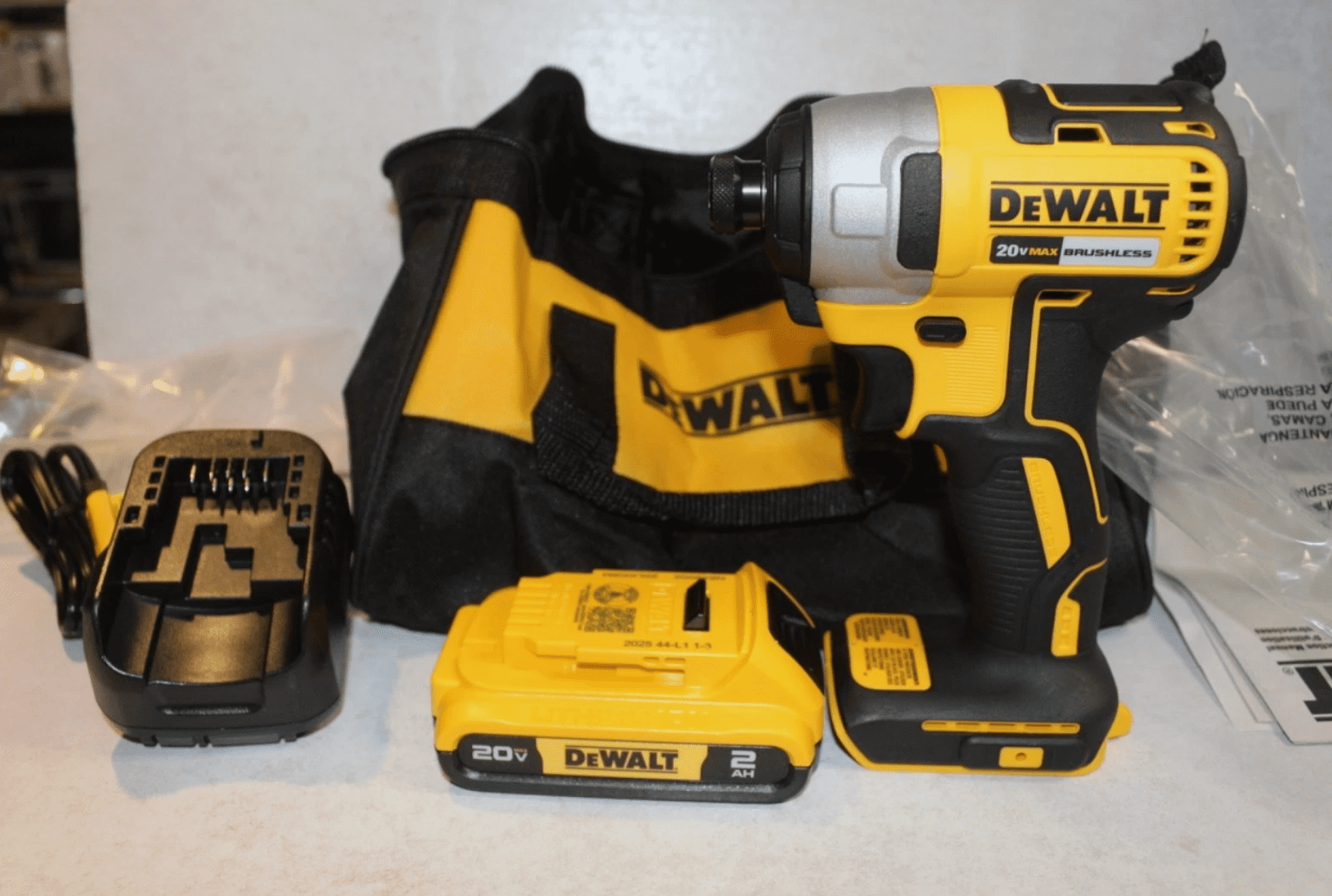 DEWALT 20V MAX Brushless Cordless Impact Driver Kit (Yellow/Black, 1 Battery) 4zi9n