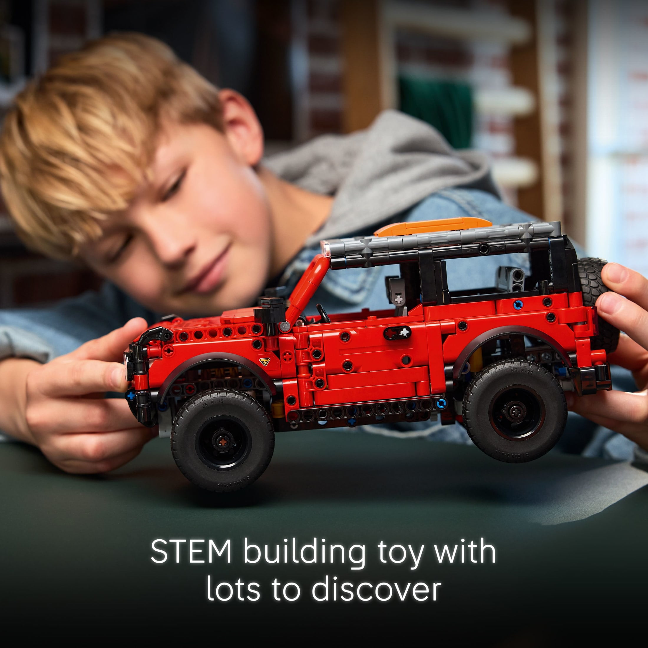 LEGO Technic Ford Bronco SUV Building Set (Red and Black, 943 Pieces) dr6o0