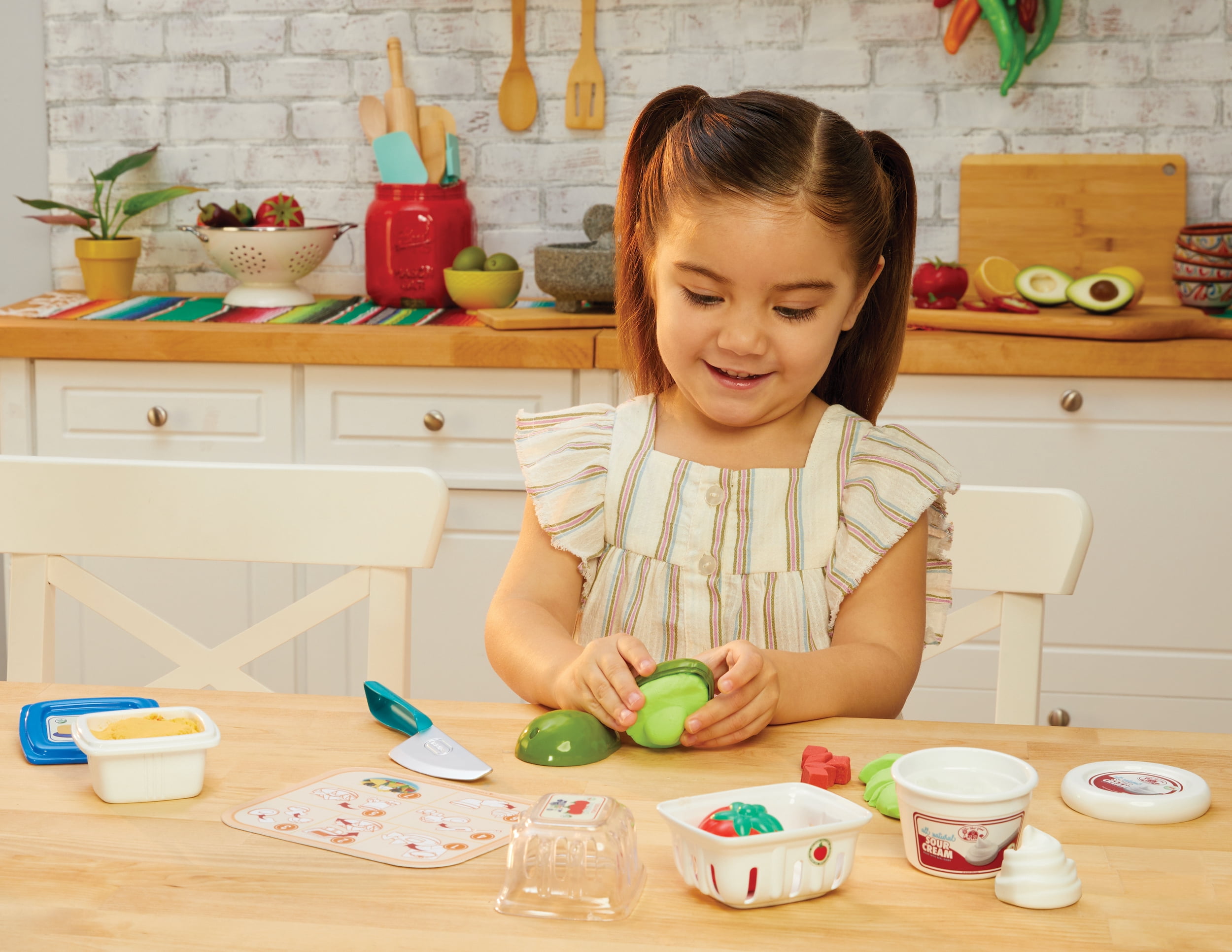 Little Tikes Creative Chefs Nacho Kit with Make-It Mix Play Sand (22 Accessories) so655