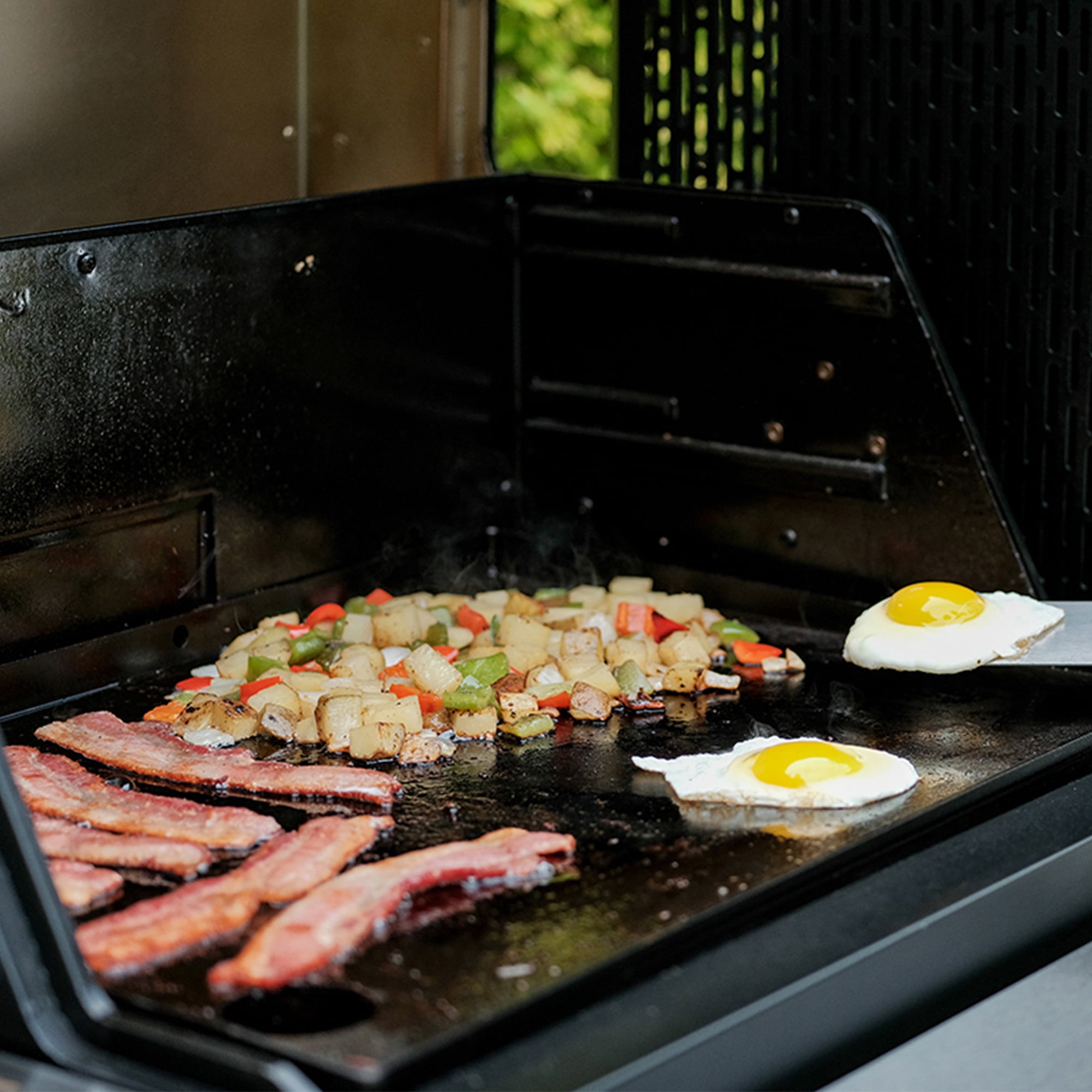Masterbuilt Gravity Series 800 Digital Charcoal Smoker Grill with Griddle Insert (Black, 800 sq in) l4m75
