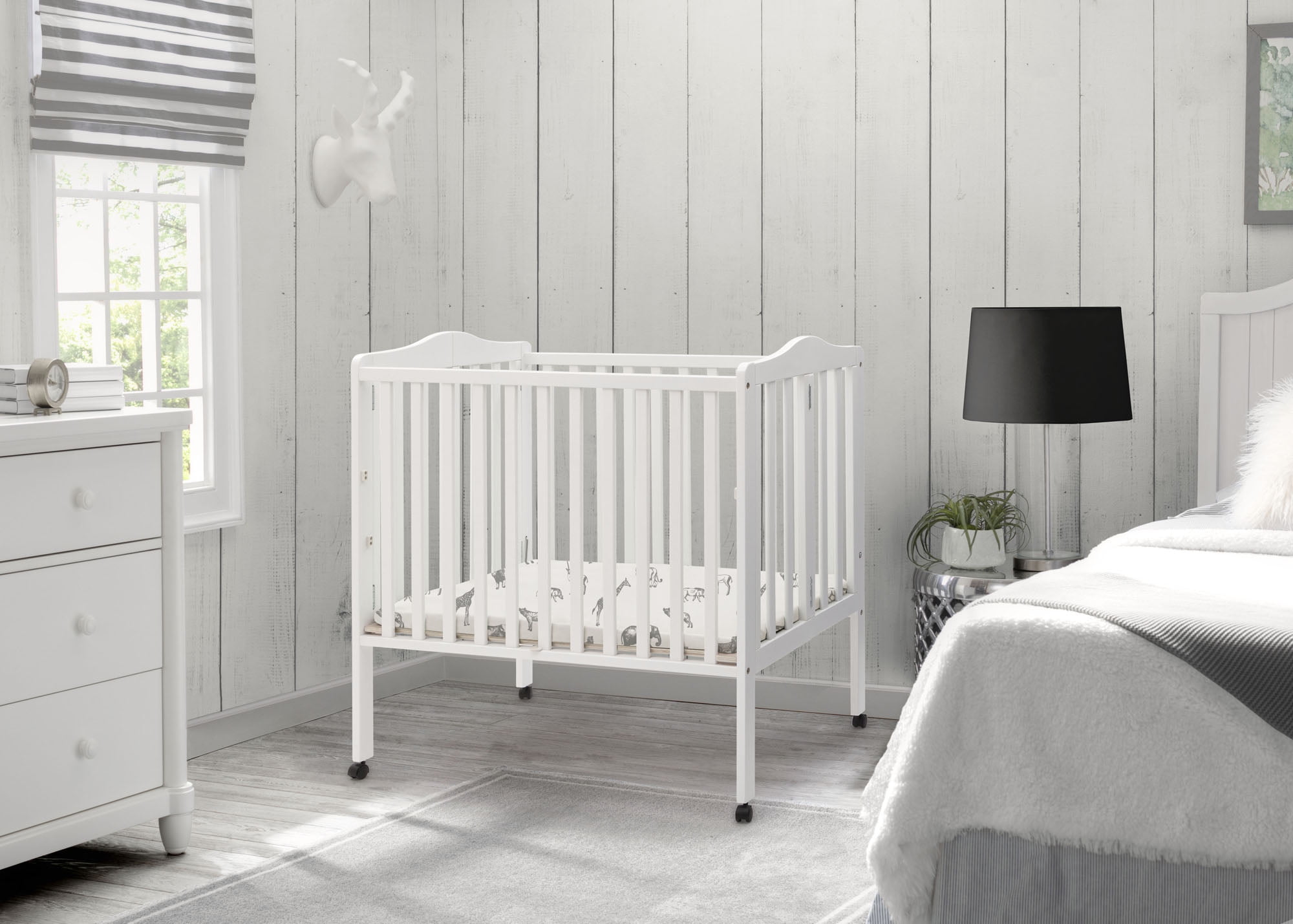 Delta Children Folding Portable Mini Crib with 1.5-inch Mattress (White, 38 in x 25 in) fq5uy