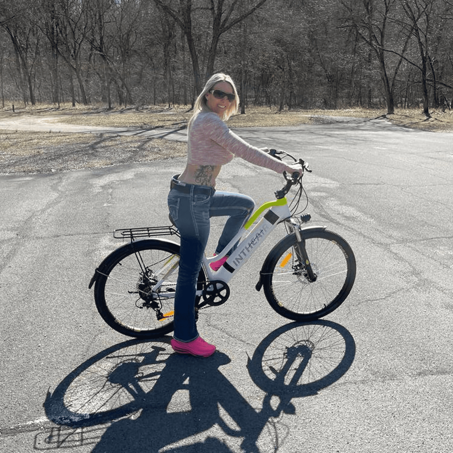 INTHEAIR Electric Commuter Bike, 500W Motor, 20 MPH Speed, UL2849 Certified (White, 26 in) 6kdr1