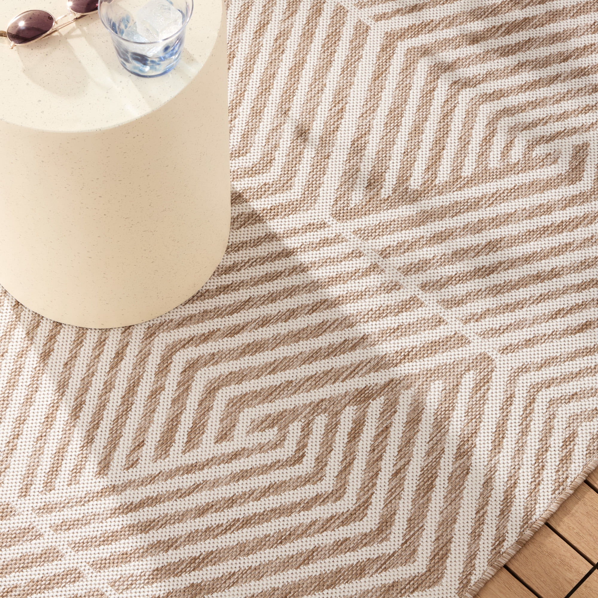 Nicole Miller New York Patio Country Ombre Geo Indoor Outdoor Area Rug (Beige/Cream, 3 ft 11 in x 5 ft 2 in) k6d80