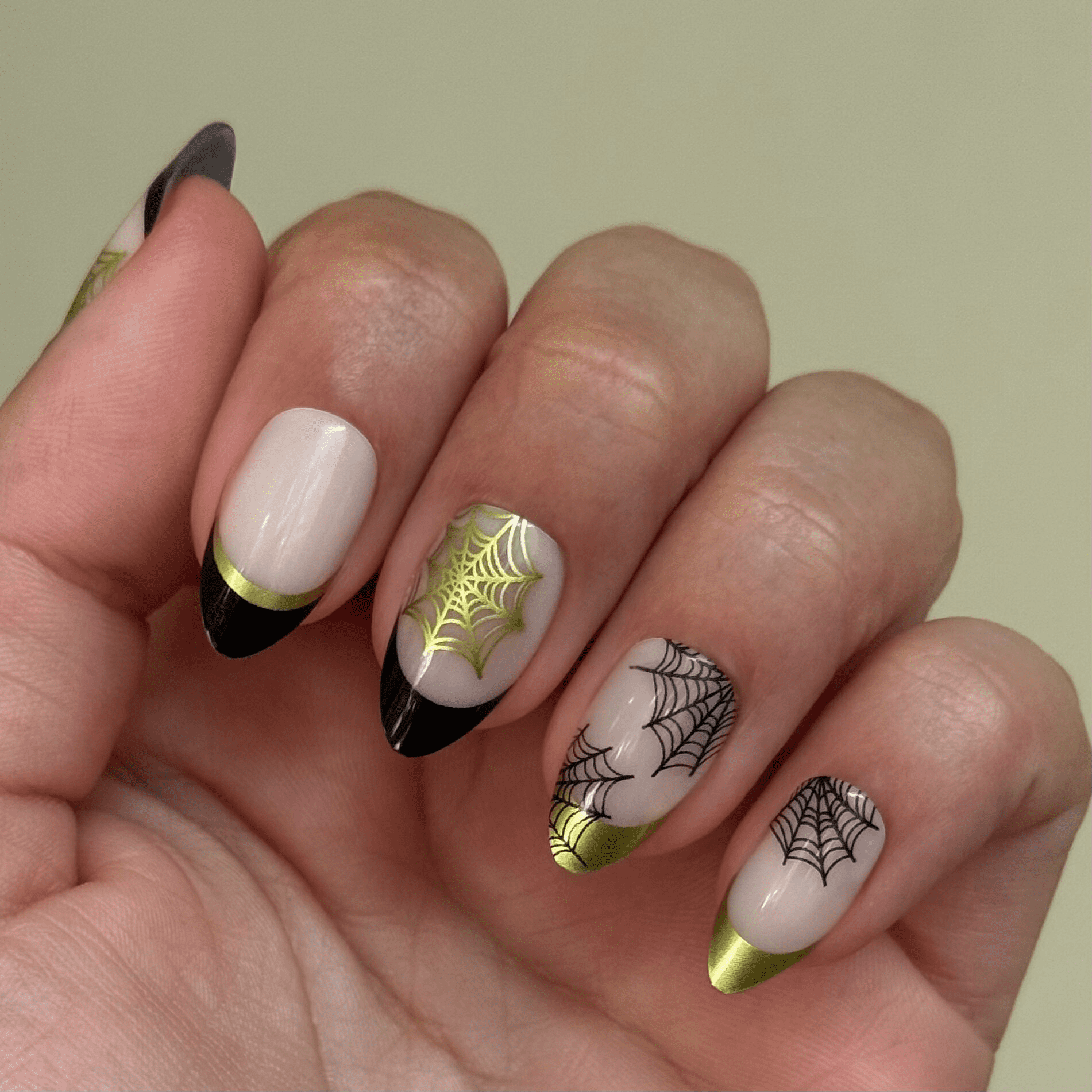 Olive & June Instant Mani Press-on Nails, Medium Almond Shape, Creepy Cobweb French (42 Pieces) 2kbck