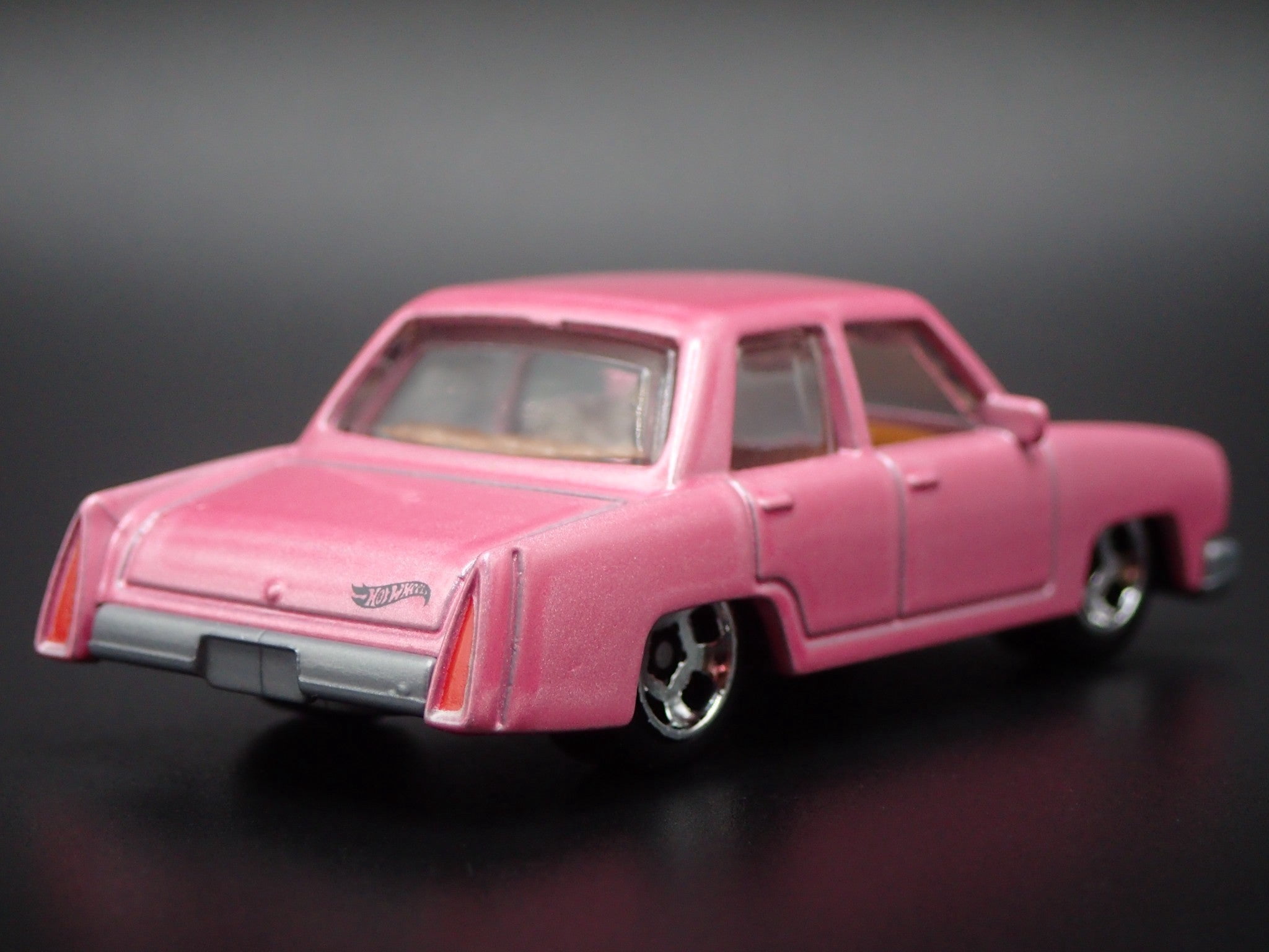 Hot Wheels 1973 Plymouth Valiant Simpsons Family Car Diecast Model (Pink, 1/64 Scale) nozbs