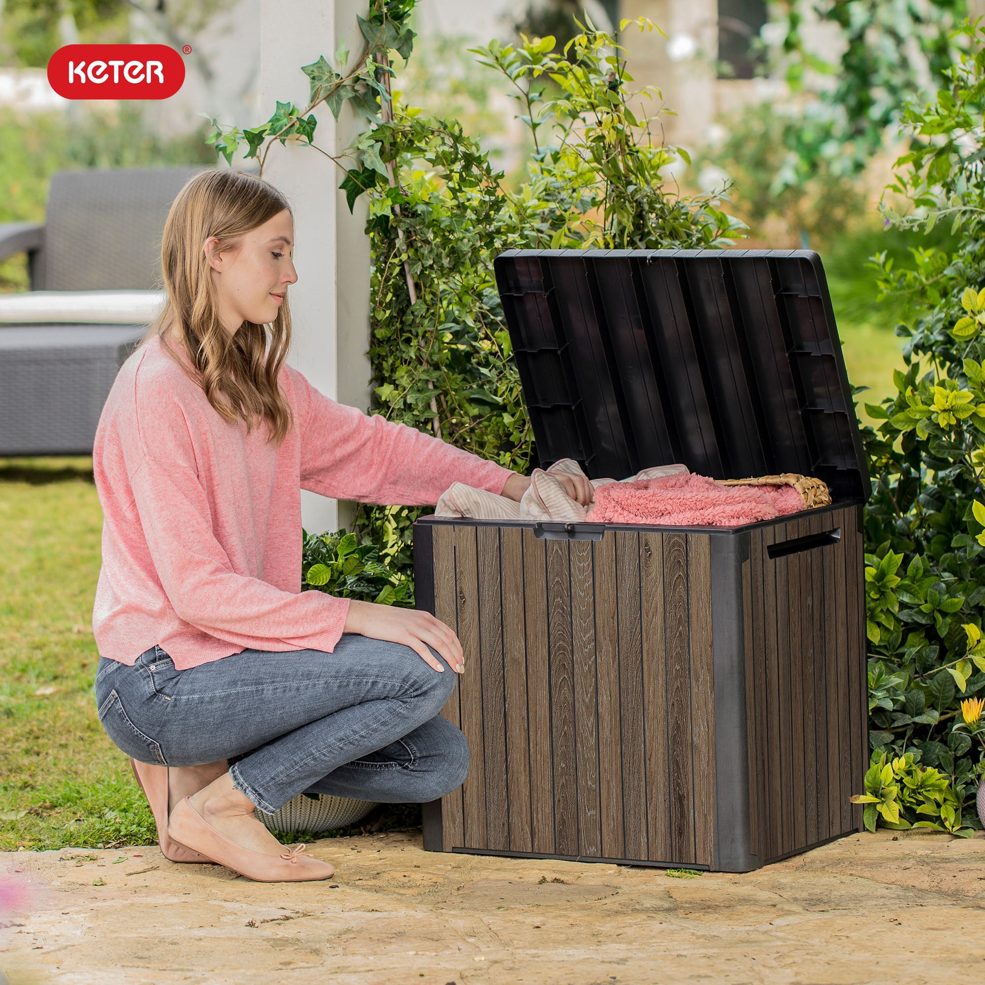 Keter Signature Everwood 30 Gallon Resin Outdoor Storage Box and Patio Side Table (Walnut, 22.75 in L x 17.3 in W x 21.6 in H) hzwfm