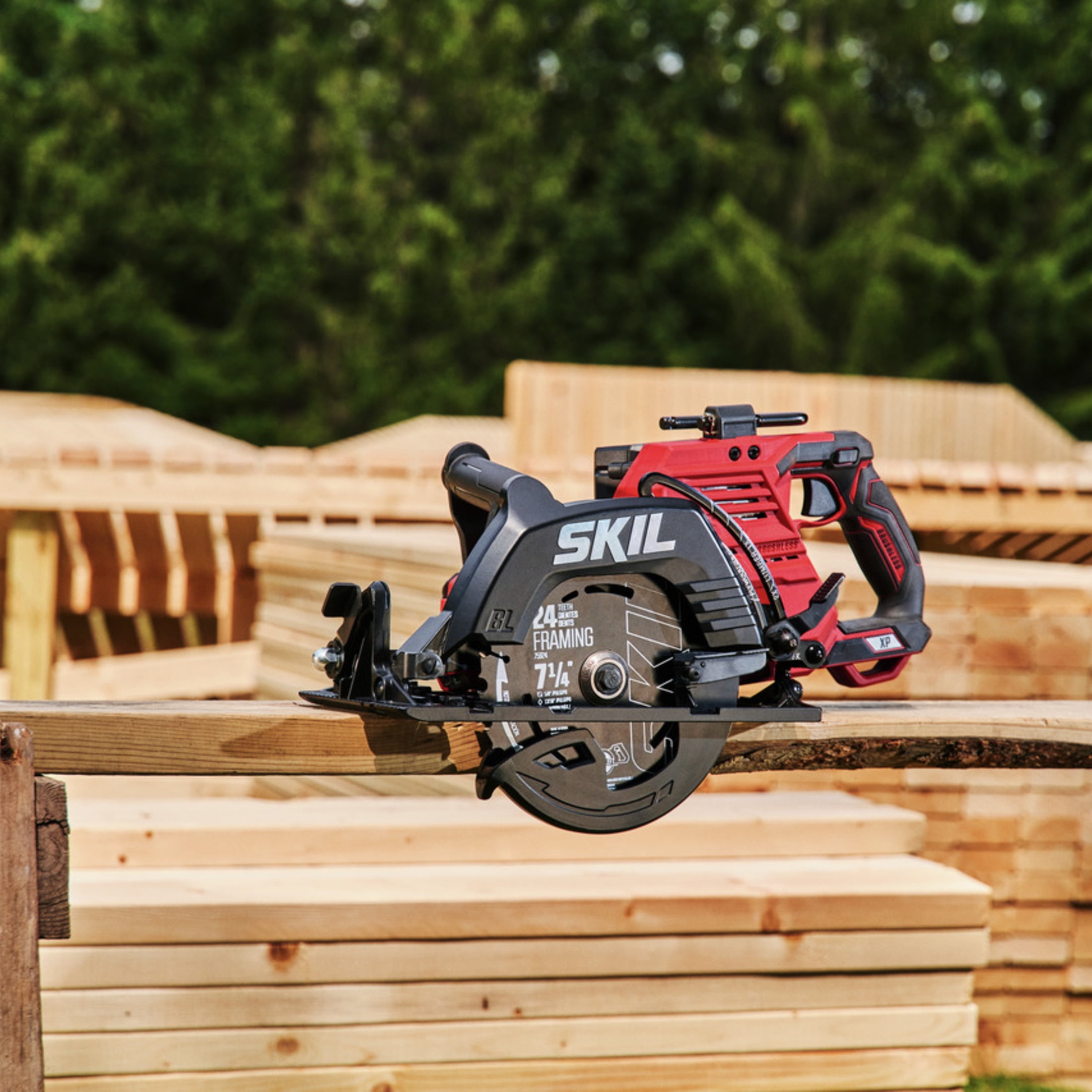 SKIL PWR CORE 40V Cordless Rear Handle Circular Saw with 7-1/4 in Blade, Dual Batteries and Charger (Red) 2ou03