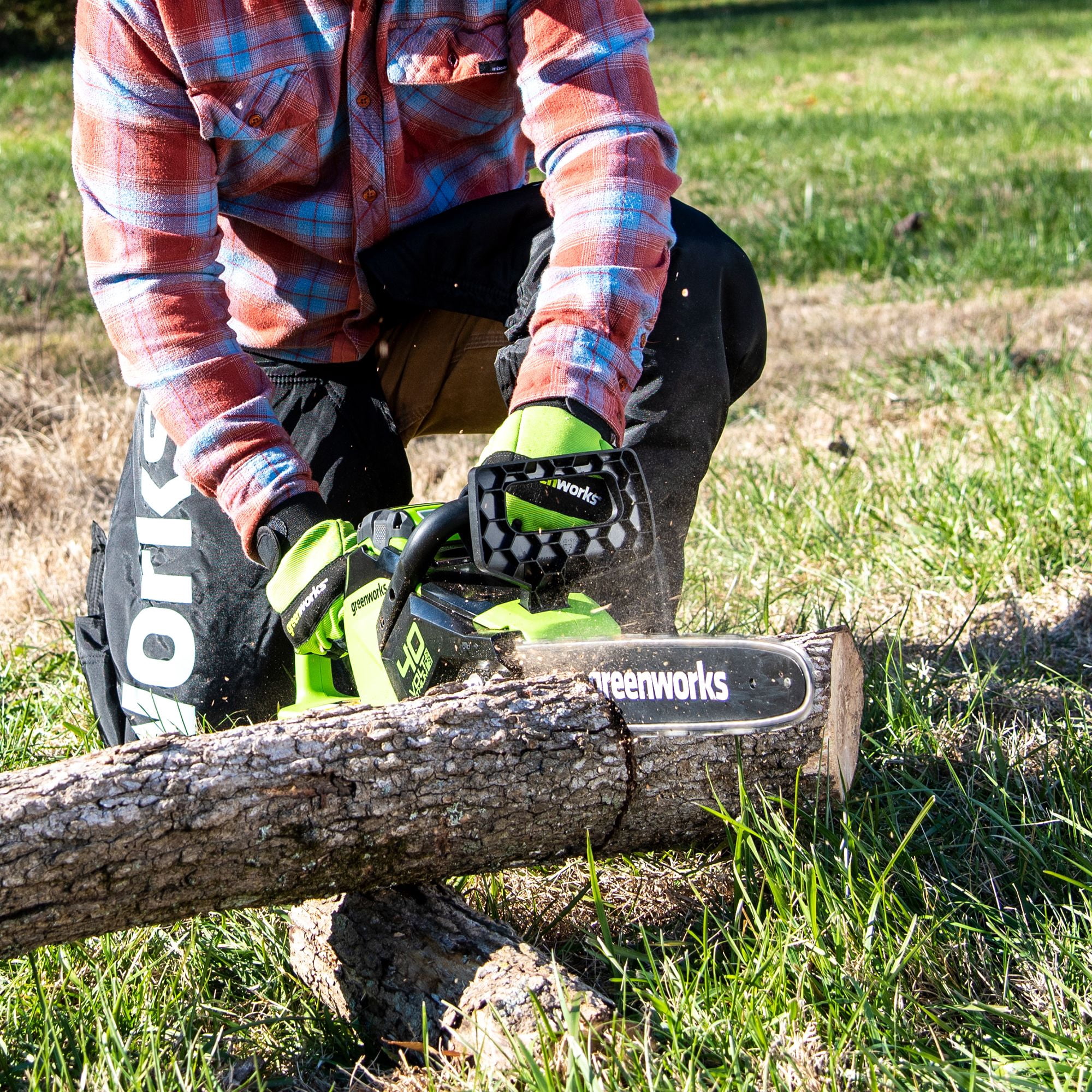 Greenworks 40V 14-inch Brushless Chainsaw Kit with 2.5 Ah Battery and Charger (Green, 14 in) 0sc9m