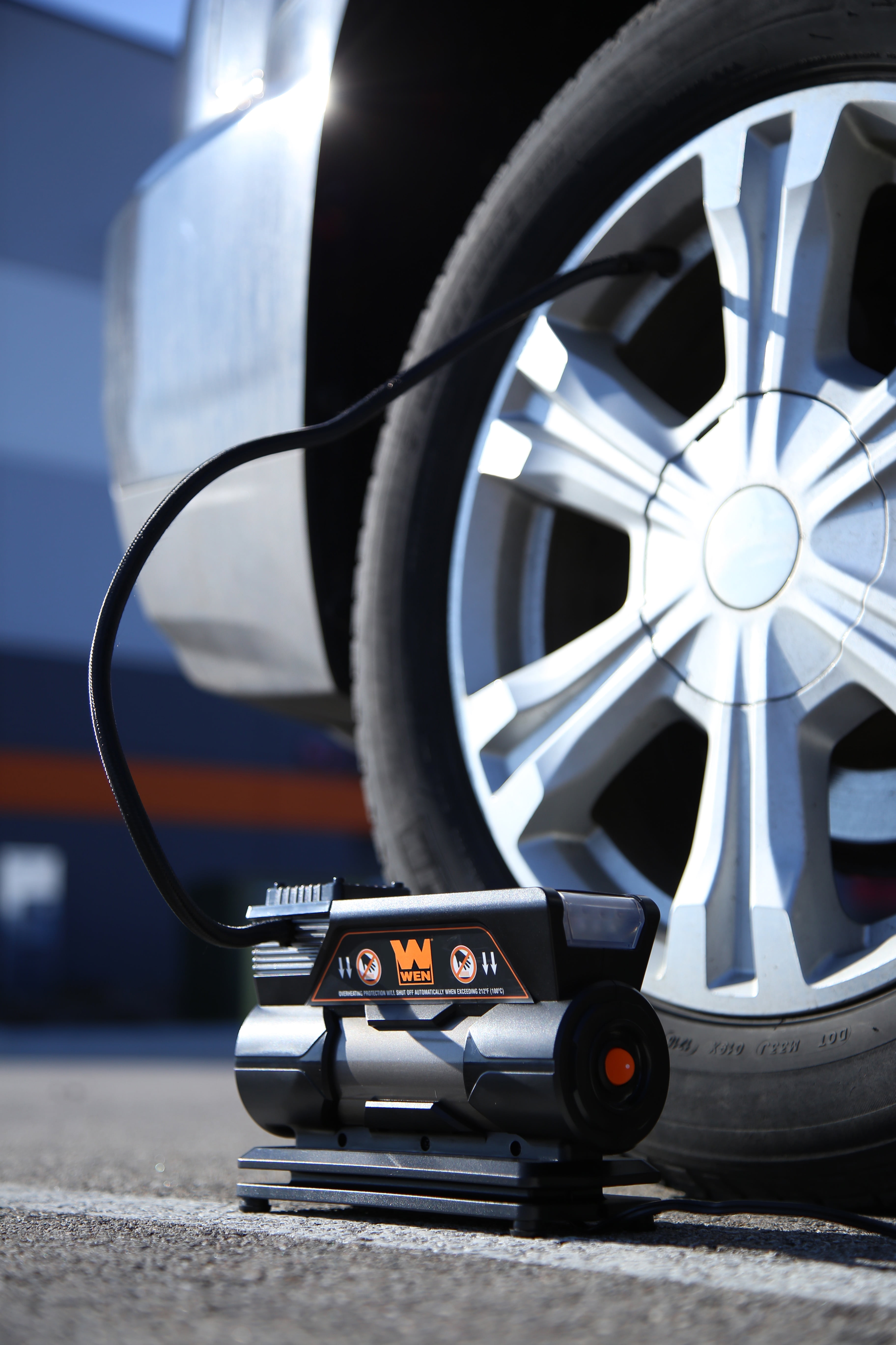 WEN Portable Air Compressor and Tire Inflator with Digital Gauge and Carrying Case (Black, 12V) cv6b9